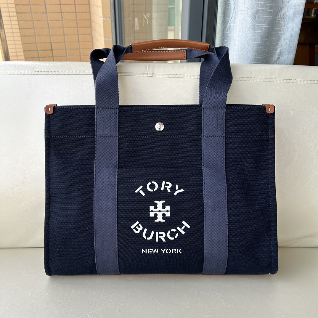 Tory Burch ～TB新款帆布托特包 这是大小号 精选耐用帆布打造 搭配网纹背带和标志性双 T 挂饰
