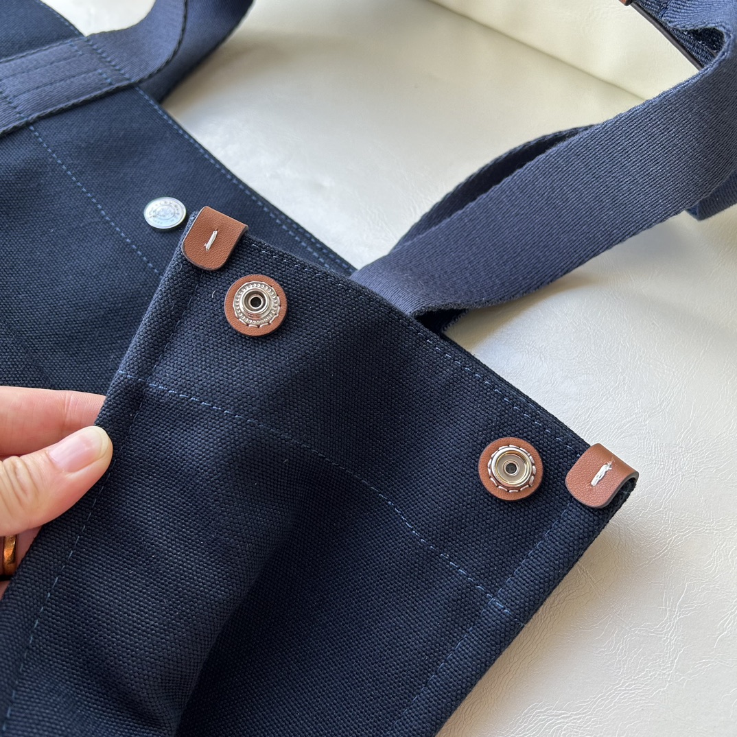Tory Burch ～TB新款帆布托特包 这是大小号 精选耐用帆布打造 搭配网纹背带和标志性双 T 挂饰