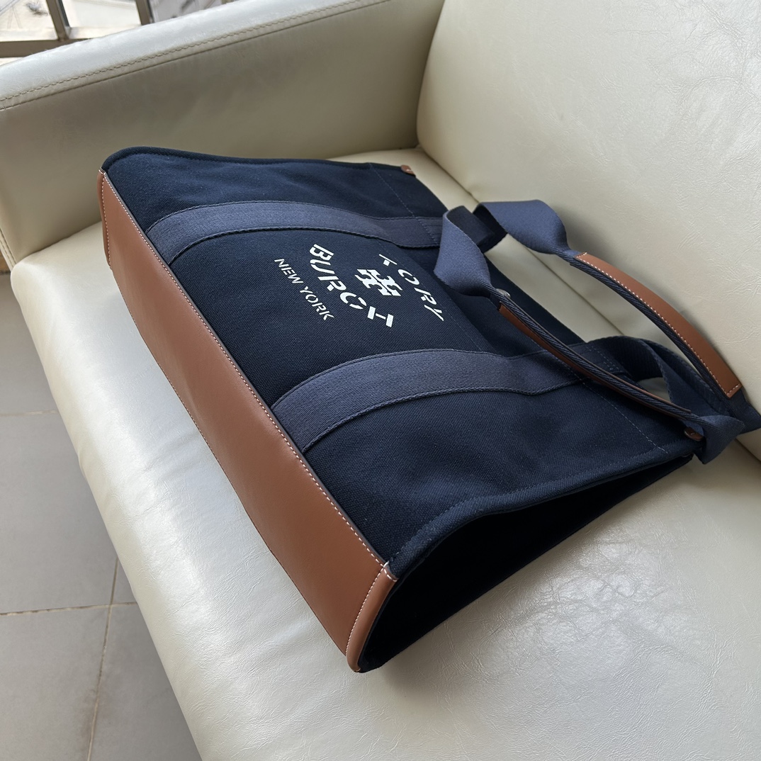 Tory Burch ～TB新款帆布托特包 这是大小号 精选耐用帆布打造 搭配网纹背带和标志性双 T 挂饰