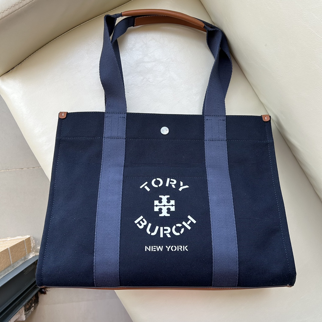 Tory Burch ～TB新款帆布托特包 这是大小号 精选耐用帆布打造 搭配网纹背带和标志性双 T 挂饰