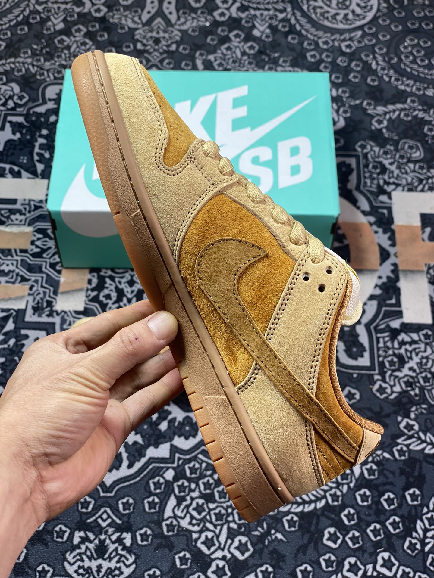 NIKE DUNK SB LOW Reverse wheat Dunk SB as the name suggests 883232-700