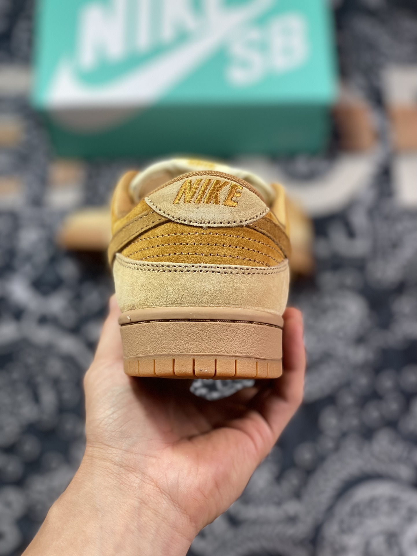 NIKE DUNK SB LOW Reverse wheat Dunk SB as the name suggests 883232-700