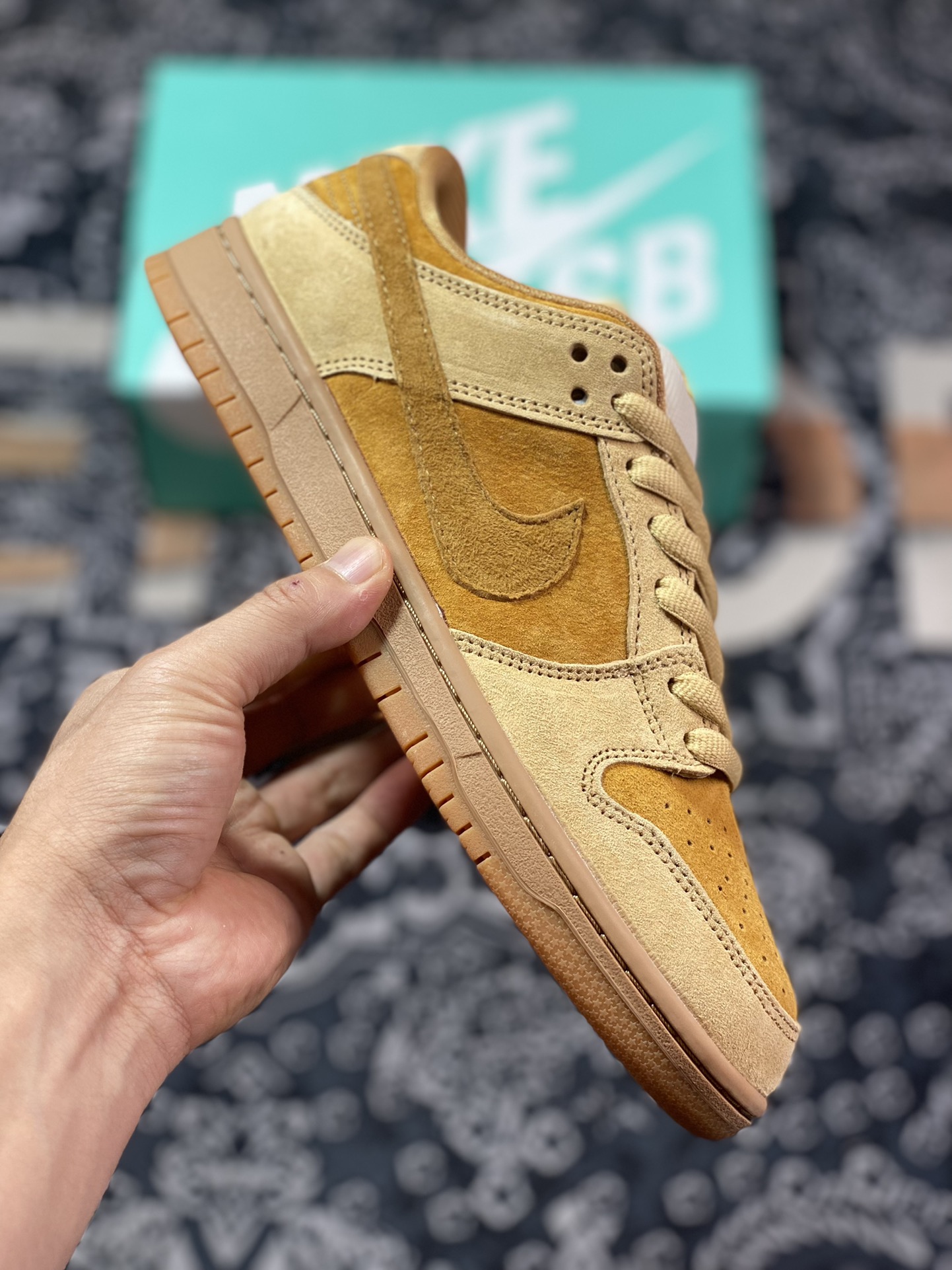 NIKE DUNK SB LOW Reverse wheat Dunk SB as the name suggests 883232-700