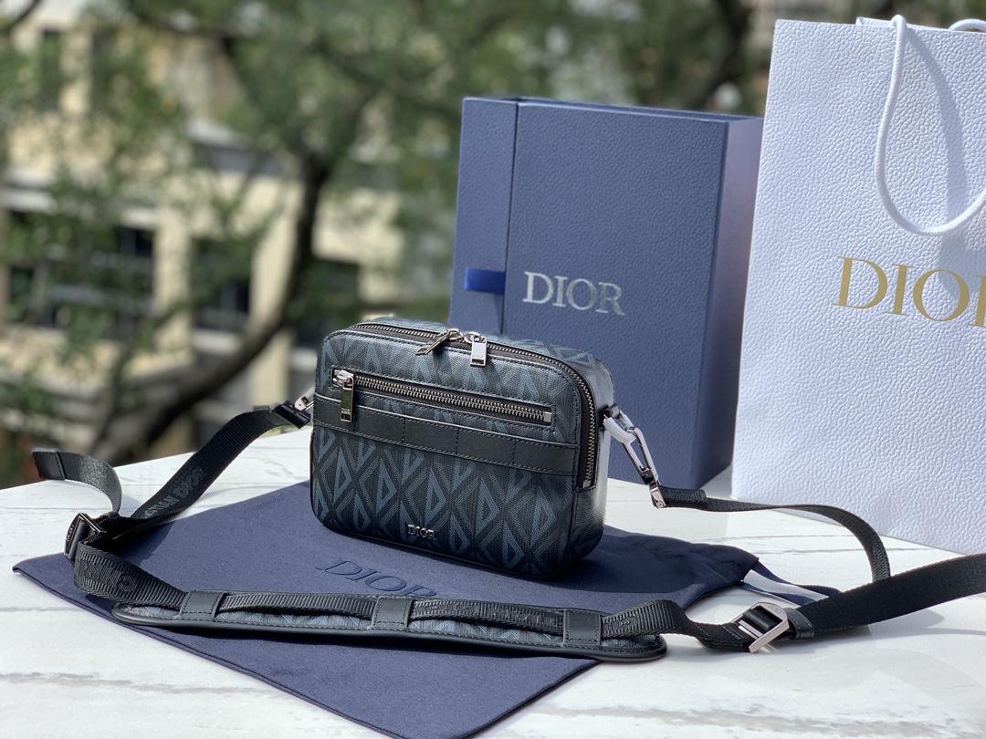 Versión superior mejorada Tamaño: 17X12.5X5cm Dior 23 nuevo bolso mensajero para hombre de la serie Rider, este bolso m…