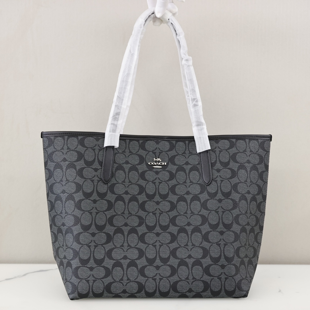 (新配色)蔻驰City托特💰210 上班通勤神器,标志性品牌印花,吸磁扣开合设计,内有拉链置物袋,配色高级大气,无论是长途旅行,还是短途郊游,都是很减龄的时尚的搭配。 规格:33*28.5*16cm