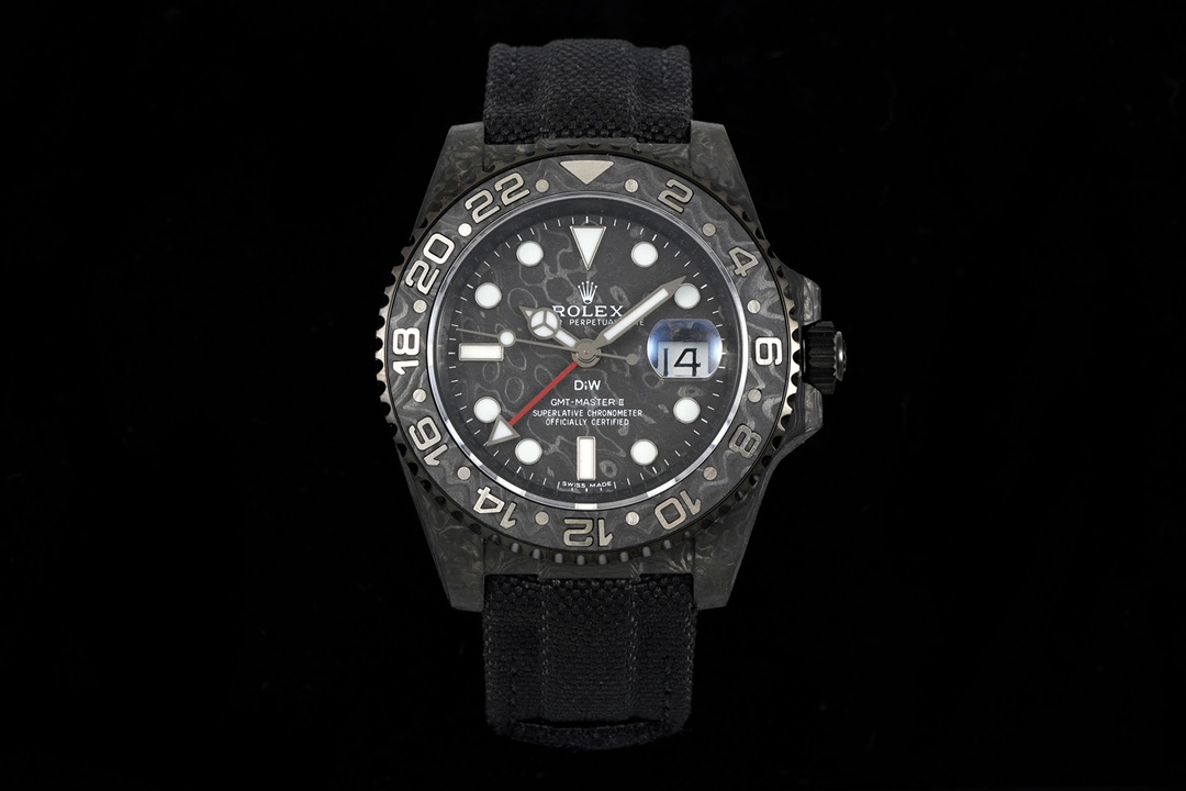 NO:144099,DIW Rolex GMT-Master II V3 version, ushering in a new version upgrade. 1. The new version will be equipped with a new generation of Cal. movement. The new movement automatic trolley is engraved with Chronometer (observatory certification) and Perpetual (permanent motion machine) fonts. 2. The bezel adopts carbon fiber steel nail technology (non-oil filler ring) with delicate texture. 3. The bottom cover has been upgraded in detail. The font engraving of each style of the bottom cover is different, which means that each style has its own unique model logo (not all styles for one bottom cover). 5 colors have been upgraded this time, and other colors will be optimized and updated in the future!  ,19860909DIW Rolex GMT-Master II V3版,迎来全新一次版本升级 1、新版本将搭载全新一代的Cal.机芯,新款机芯自动陀刻有Chronometer（天文台认证）和Perpetual（永动机）字体 2、表圈采用碳纤维植钢钉技术（非填油圈）质感细腻 3、底盖进行了细节升级,每个款式底盖的字体刻字各有不同,代表了每个款式都有自己的独特型号标志（并非一底盖通用全部款式） 此次升级了5款颜色,后续会陆续优化更新其他颜色！,,Watch