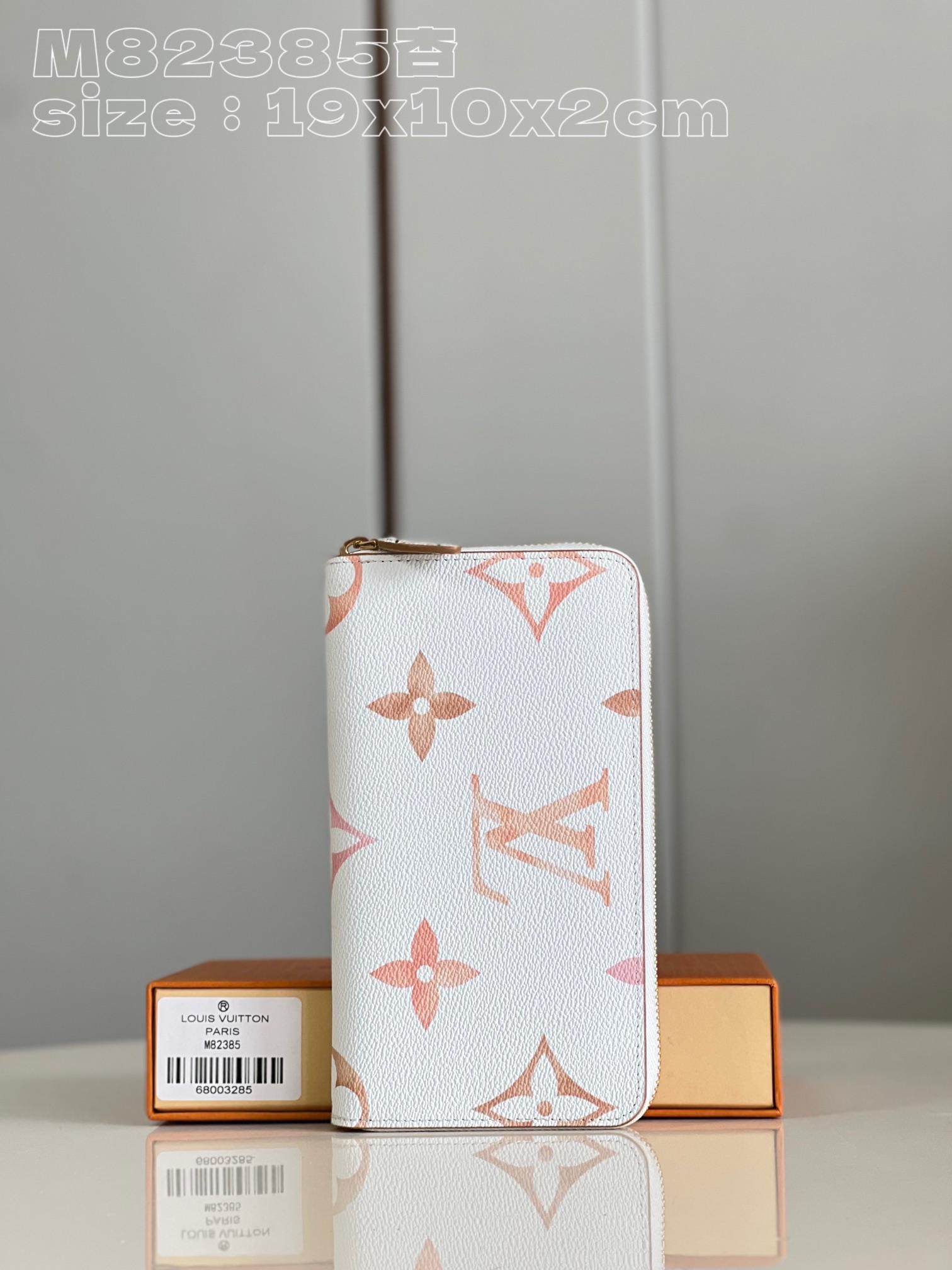 NO:400588,【Exclusive real photo M82385 apricot】This zippy wallet is made of coated canvas and is decorated with extra large Monogram pattern. After opening it, it will appear with matching leather lining decorated with Monogram floral patterns. The exquisite configuration hides plenty of space and can be easily placed in a pocket or handbag, and can store credit cards, banknotes and coins. Size 19.5×10.5×2.5cm C.280, LV [original leather], louis vuitton19860909【独家实拍 M82385杏】這款zippy钱夹選用塗層帆布製造,並綴有特大Monogram圖案,打開後即呈現飾有Monogram花卉圖案的相配皮革襯裡.精巧构型暗藏充裕空间,可轻松放入口袋或手袋,可收纳信用卡、纸钞及硬币 尺寸19.5×10.5×2.5cm C.280,LV【原厂皮】,louis vuitton,Bag