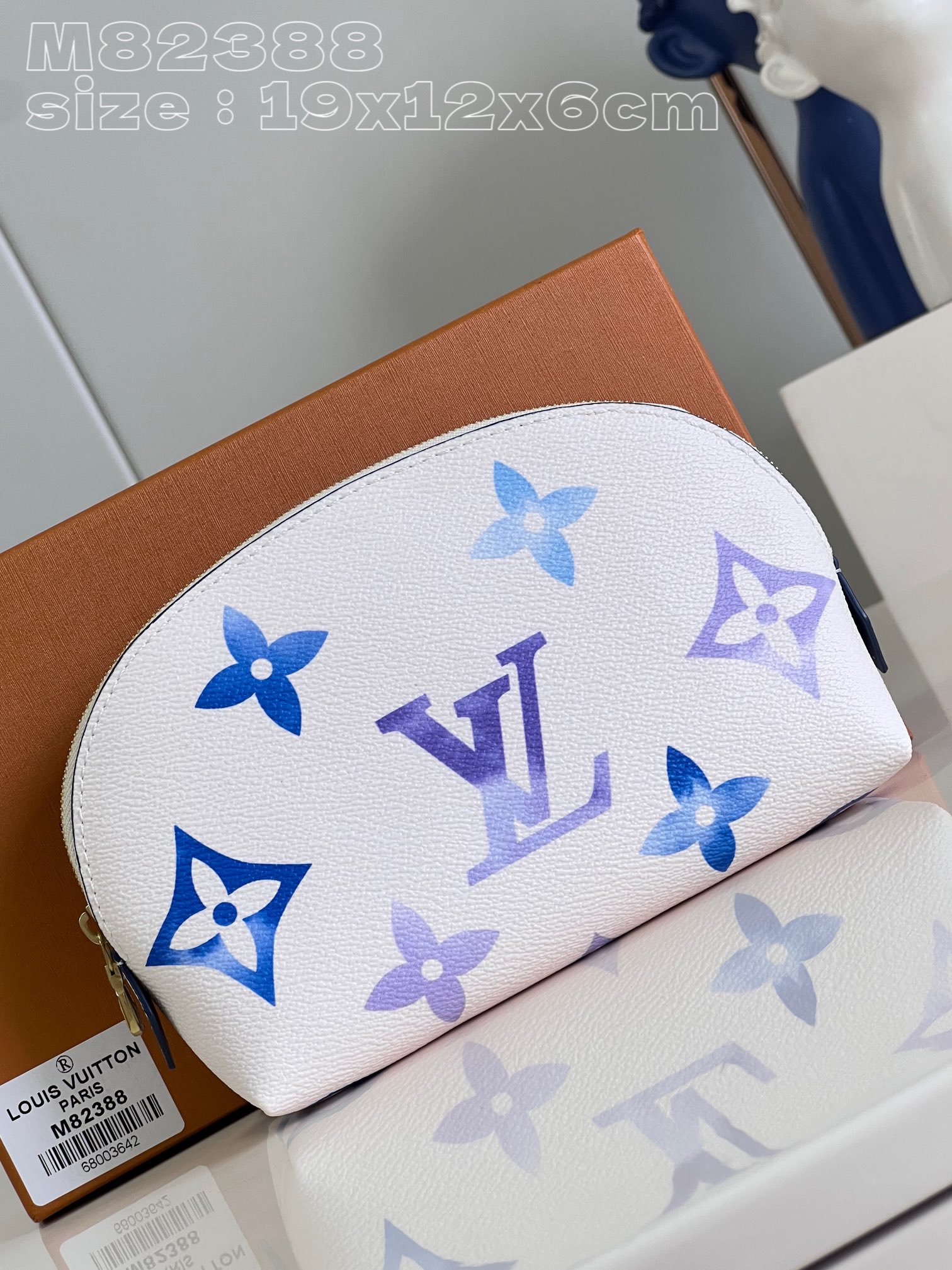 NO:400591,【Exclusive real photo M82388】This makeup bag is depicted with elegant canvas. Giant Monogram prints are exquisitely shaped and can be easily placed in a handbag or briefcase. The rounded configuration and flat bottom are convenient for small items. 19 x 12 x 6 cm (length x height x width) C.280, LV [original leather], louis vuitton, cosmetic bags & cases19860909【独家实拍 M82388】本款化妆包以 淡雅帆布描绘 Giant Monogram 印花塑造精巧尺寸,可轻松置于手袋或公文包.圆润构型和平底方便取放小件物品.19 x 12 x 6厘米(长度 x 高 x 宽) C.280,LV【原厂皮】,louis vuitton,cosmetic bags & cases,Bag