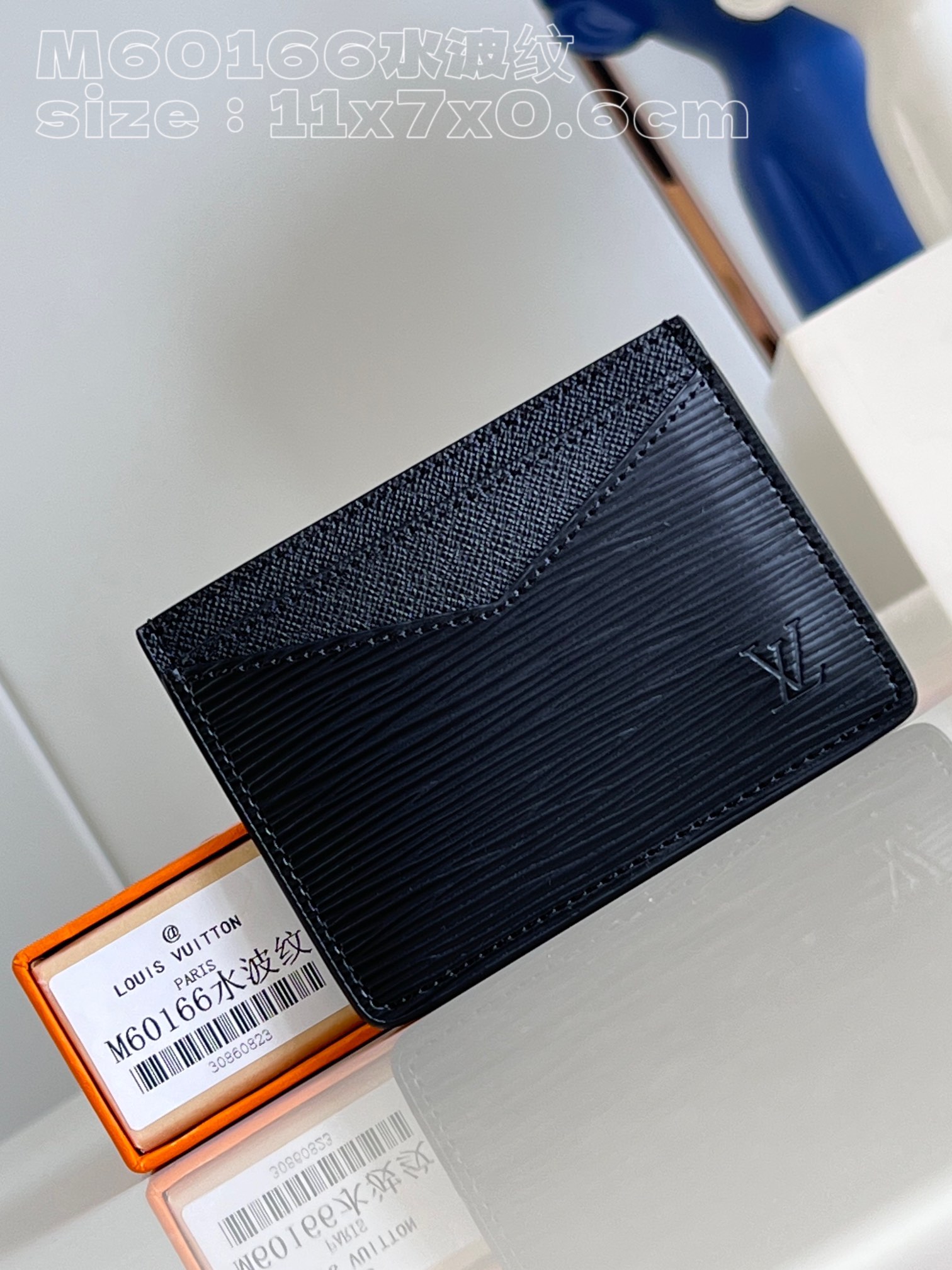 NO:400594,【Exclusive real photo M60166 Water Ripples】This vertical combination card holder comes from the fashionable Damier Graphite city series, with two mezzanines, which can hold credit card, transportation card or business card and other cards. It can be easily placed in top or trouser pockets. 11 x 7 x 0.6 cm (length x height x width) NS.180, LV [original leather], louis vuitton19860909【独家实拍 M60166水波纹】这款竖式组合卡片夹来自于时尚的 Damier Graphite 城市系列,设有两个夹层,可放置信用卡、交通卡或名片等卡片.可轻易放入上衣或裤装口袋.11 x 7 x 0.6厘米(长度 x 高 x 宽) NS.180,LV【原厂皮】,louis vuitton,Bag