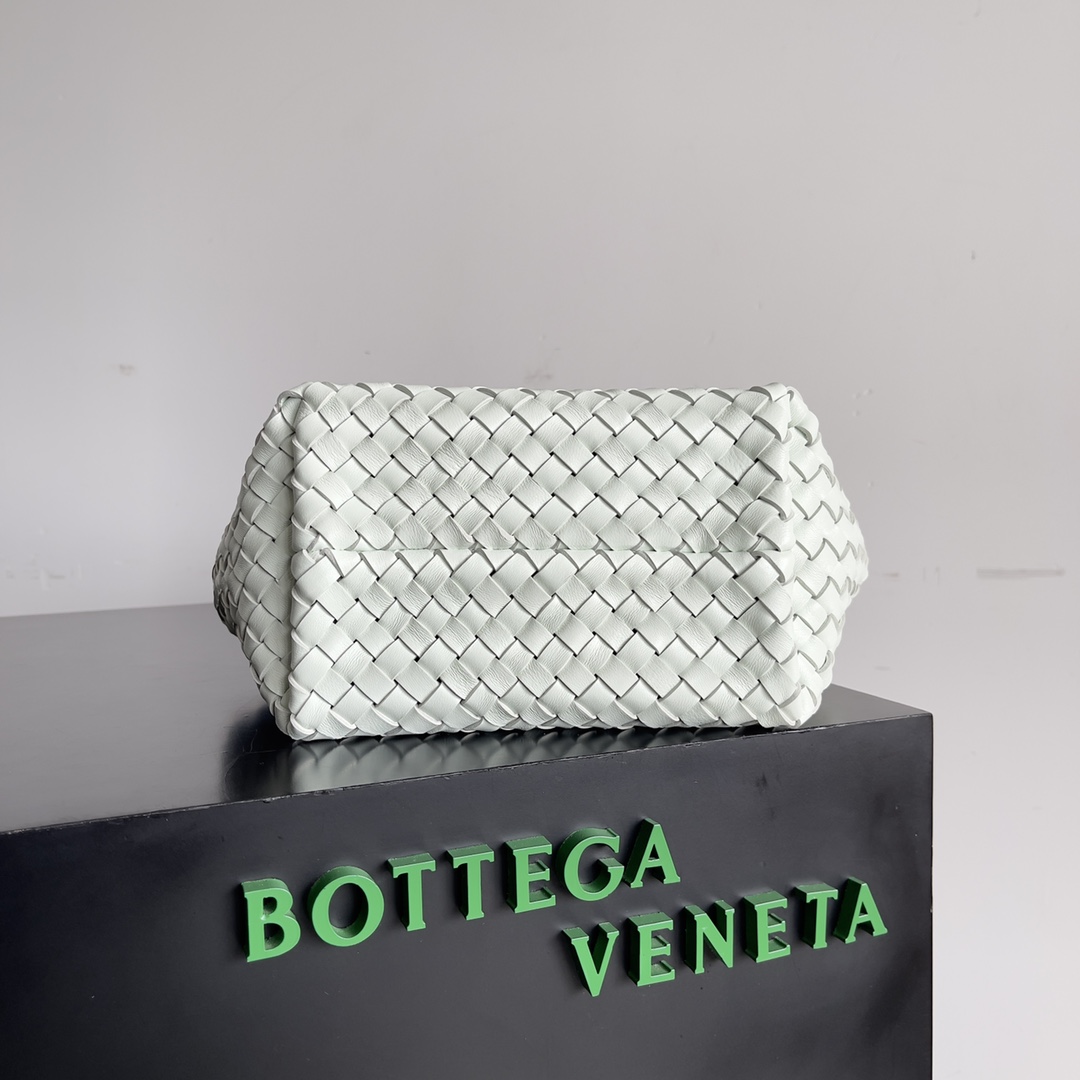 现货出BVMiniCabat限量款迷你菜篮子经典包款推出迷你号不同风格造型都能搭配出满满的时尚感喜欢的你