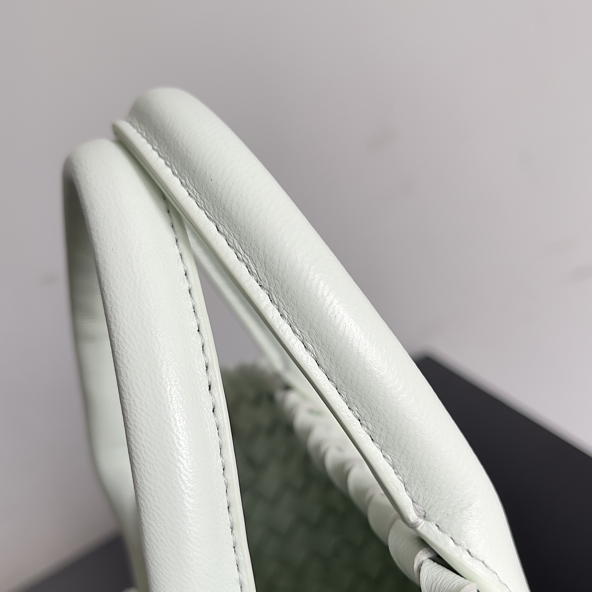 现货出BVMiniCabat限量款迷你菜篮子经典包款推出迷你号不同风格造型都能搭配出满满的时尚感喜欢的你