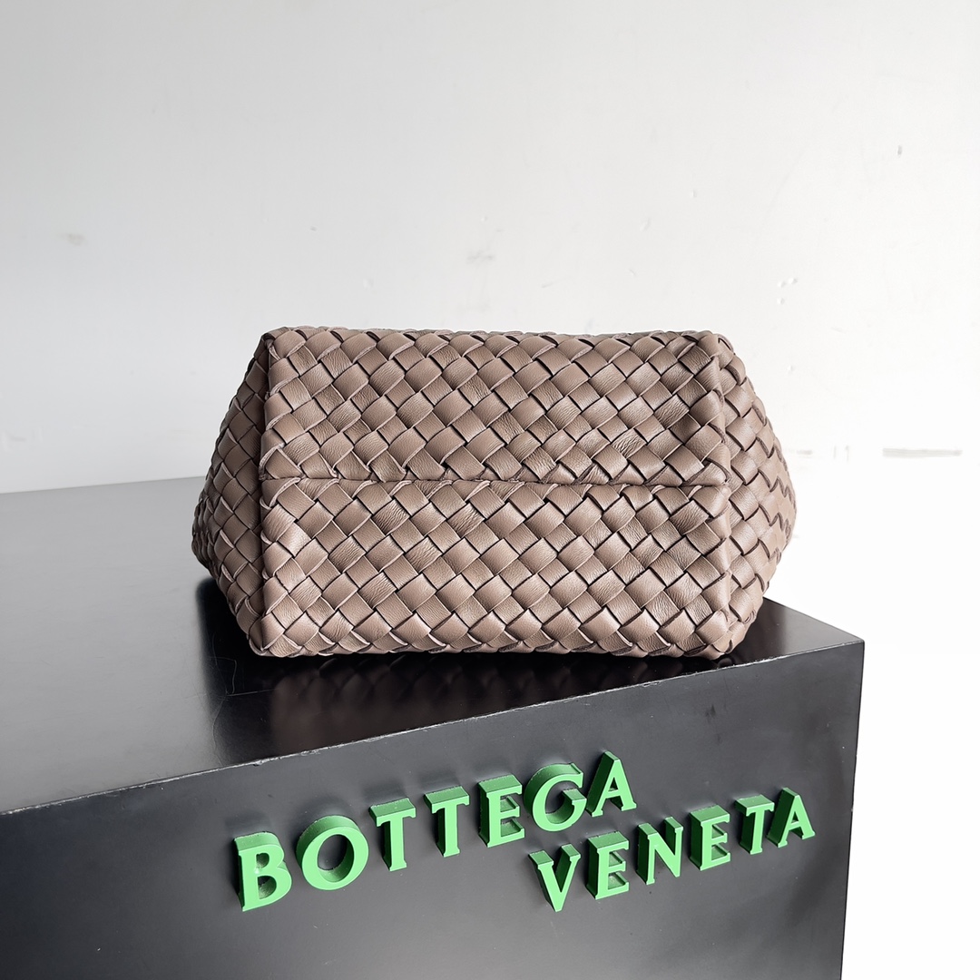 现货出BVMiniCabat限量款迷你菜篮子经典包款推出迷你号不同风格造型都能搭配出满满的时尚感喜欢的你