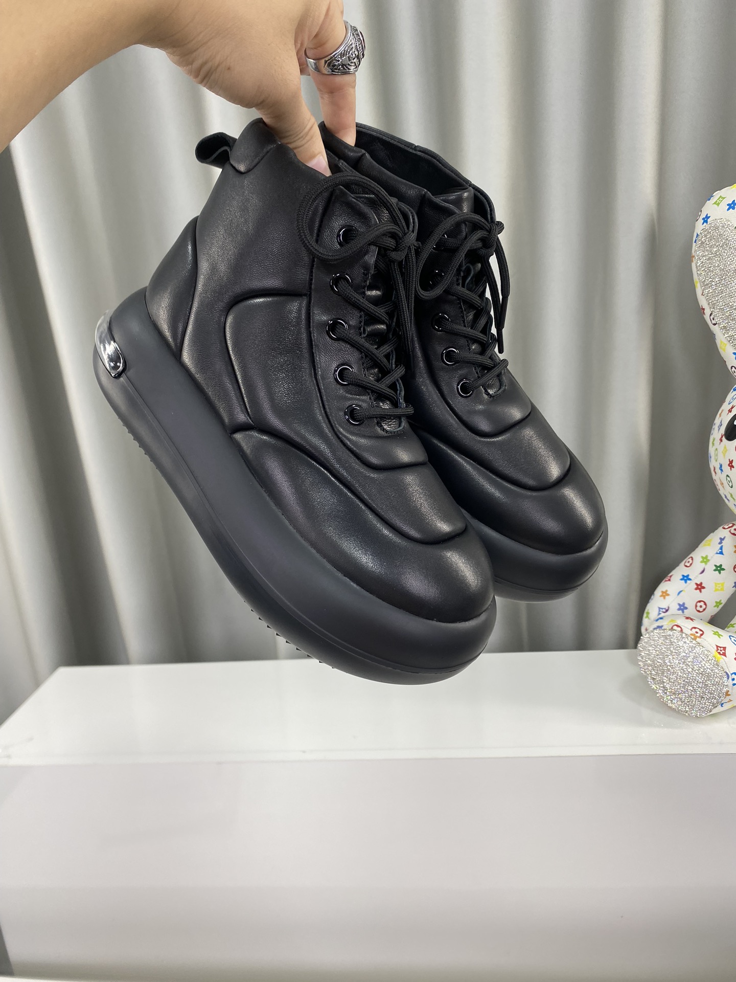 Fashionable Sheepskin Lap Shoes for Unique Style and Comfort - 图片 7