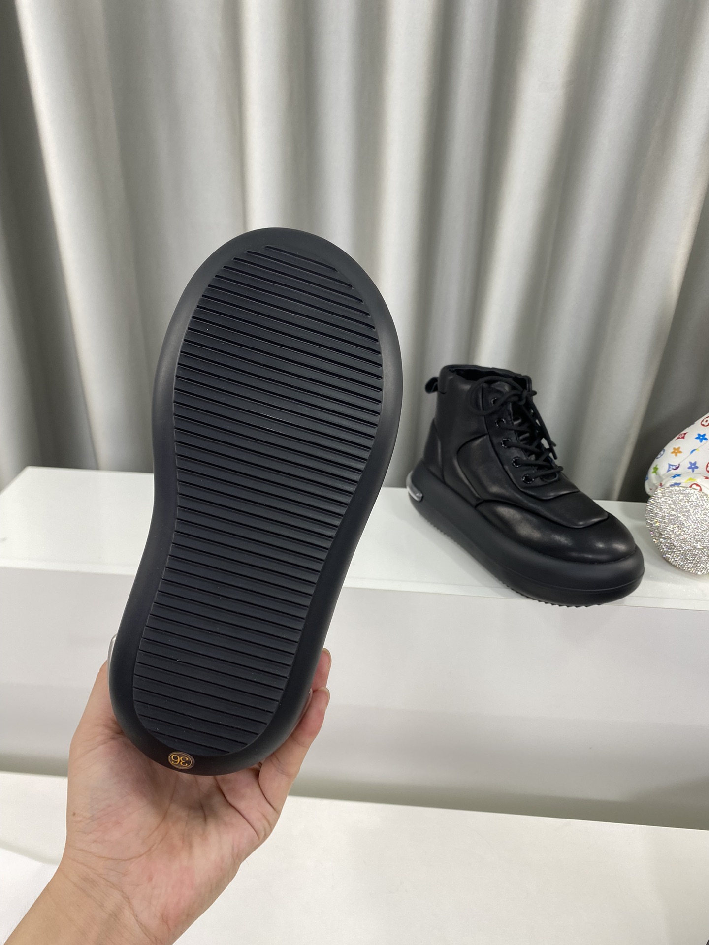 Fashionable Sheepskin Lap Shoes for Unique Style and Comfort - 图片 9