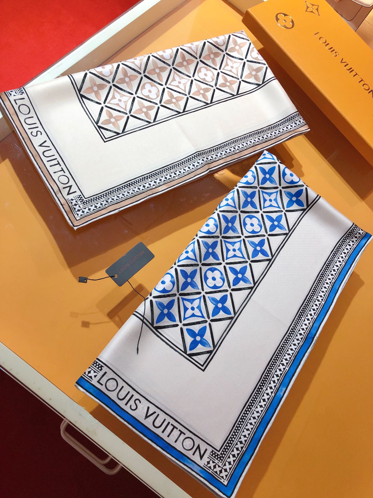 NO:171909,SLV2338 original single Lv【Monogram Flower Tile】90cm silk square scarf, square scarf focuses on the iconic print of the vacation series, telling the long and comfortable summer holidays. Classic flowers are in tiled plaid, and the brand logo is integrated into edge design, adding creative interpretation to Monogram elements. Handmade curled edges add a touch of exquisiteness. The top twill silk material is purely handmade curled edges, full of luxury. The new counter fabric pursues the shape, and the feel is crisp. The color matching of high-end designers considers the upper body effect and color saturation. The color is fresh, rich and exquisite and has a celebrity temperament!  Good goods are not waiting for others, if you like them, you can’t miss them!  Quickly break the order [Ingredient size 90X90cm Twill silk], high-version scarf, louis vuitton, real silk19860909SLV2338 原单Lv【Monogram Flower Tile】90cm真丝方巾,方巾聚焦度假系列的标志性印花,讲述夏日假期的悠长与惬意.经典花卉置身瓷砖式格纹,品牌标识融入边缘设计,为 Monogram 元素再添创意演绎.手工卷边再添考究一笔.顶级斜纹真丝材质纯手工卷边,轻奢感十足 专柜新款面料追求造型,手感挺括,高端设计师配色均考虑上身效果和色彩饱和度,色泽新鲜浓郁非常精致又有名媛气质！好货不等人,喜欢就不能错过哦！快快砸单来吧【成分尺寸90X90cm 斜纹真丝】,高版本围巾,louis vuitton,real silk,scarf