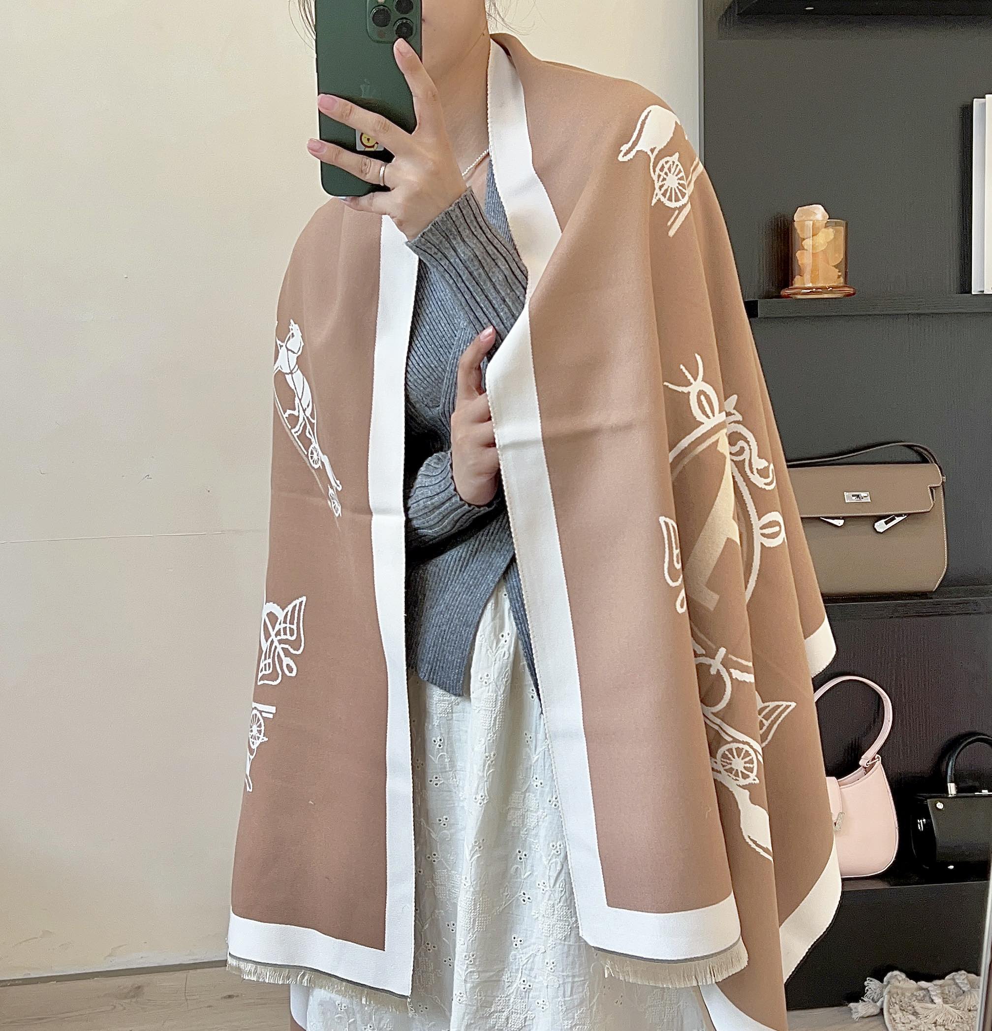 NO:162986,[European version specialty] New imitation cashmere letter jacquard scarf with fashionable style, exquisite workmanship, spot stock. The upper body effect is super good. Gift for self-use is super cost-effective. Size: about 18065, gram weight 320g, ordinary scarf19860909批【欧版货专营】新款仿羊绒字母提花围巾时尚大牌风格,做工精致,现货.上身效果超级棒.送礼自用超高性价比.size: 18065左右,克重320g,普通围巾,scarf
