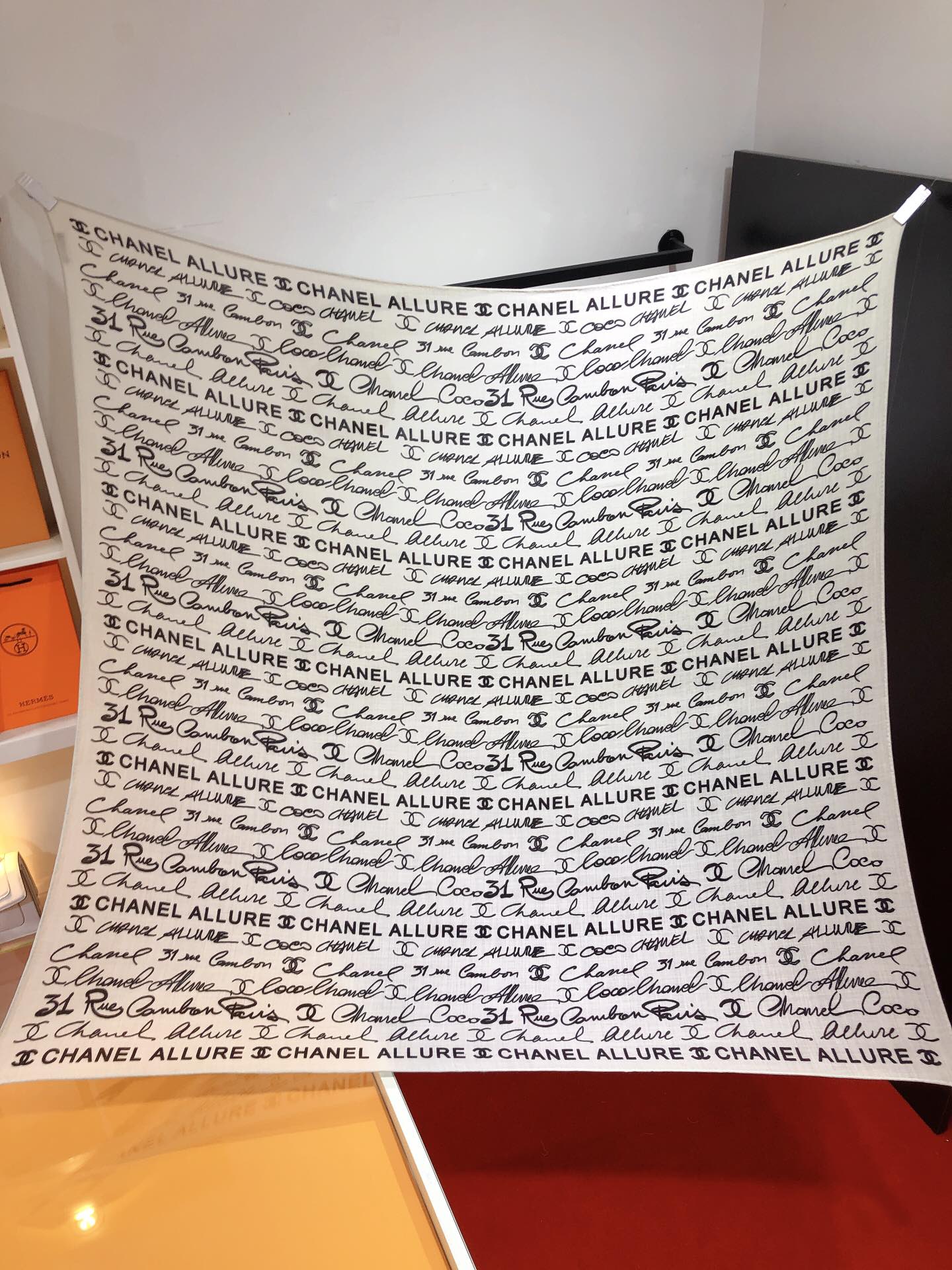 NO:170430,RCC2323 original single small fragrance 140cm velvet square scarf, made of classic cashmere and silk blend fabric, soft and light, easy to wear. It is an ideal companion for cold or slightly cool nights, providing you with warm care... Super value for rewards that will definitely scream counter quality This model is H's top visual feast top silk cashmere blended herringbone as soft and silky as velvet, making it a unique and precious existence. Overseas counters are absolutely top-notch!  Special channel goods sold one less [Specification 140x140cm 70 cashmere 30 silk], high-version scarf, real silk19860909RCC2323原单小香140cm丝绒方巾,采用经典山羊绒和真丝混纺面料,柔软轻盈,佩戴方便.它是寒冷时分或微凉夜间的理想伴侣,为您提供温暖呵护.……超值回馈绝对会尖叫的专柜品质此款是H顶级视觉盛宴顶级真丝羊绒混纺人字纹如天鹅绒般柔软丝滑,使之成为独一无二的珍贵存在.海外专柜同步绝对的顶级好货！特殊渠道货卖一个少一个【规格140x140cm 70羊绒30真丝】,高版本围巾,real silk,scarf
