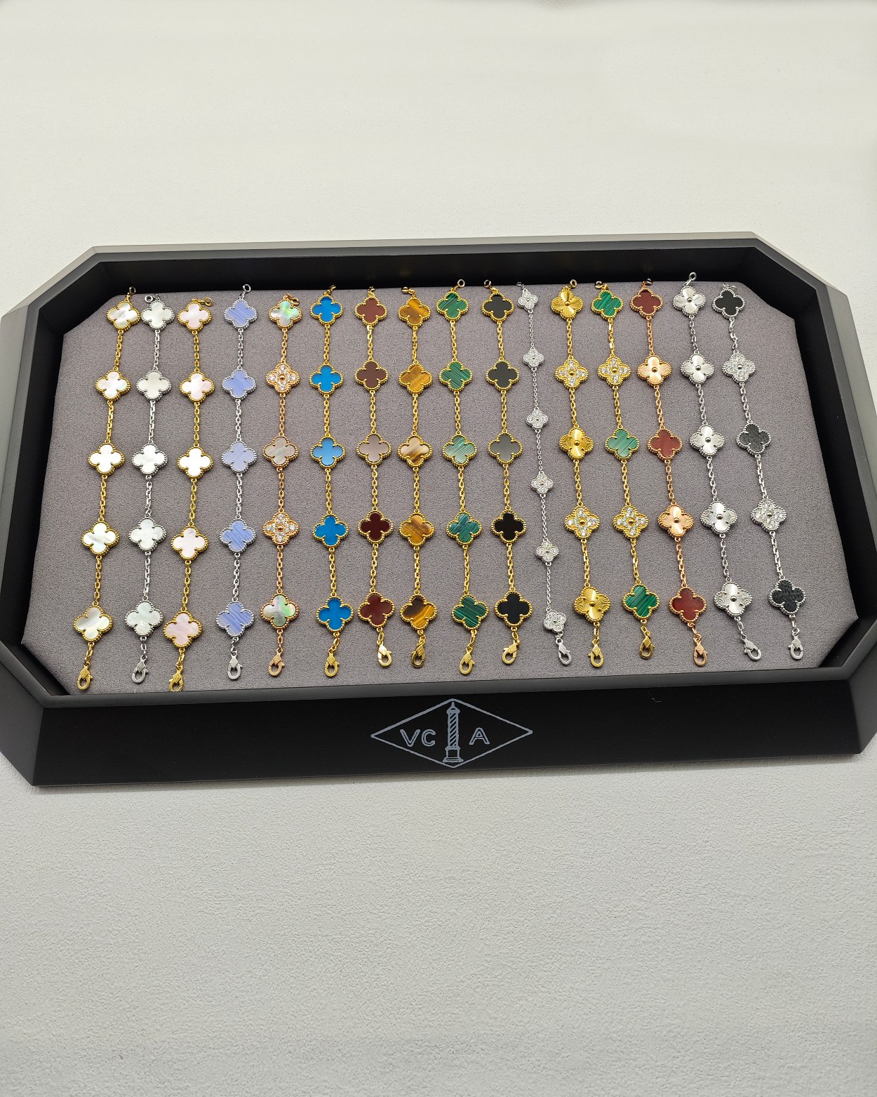 Van Cleef & Arpels 幸运的四叶草象征着好运和幸福 一直以来都是人们所喜爱的图片
