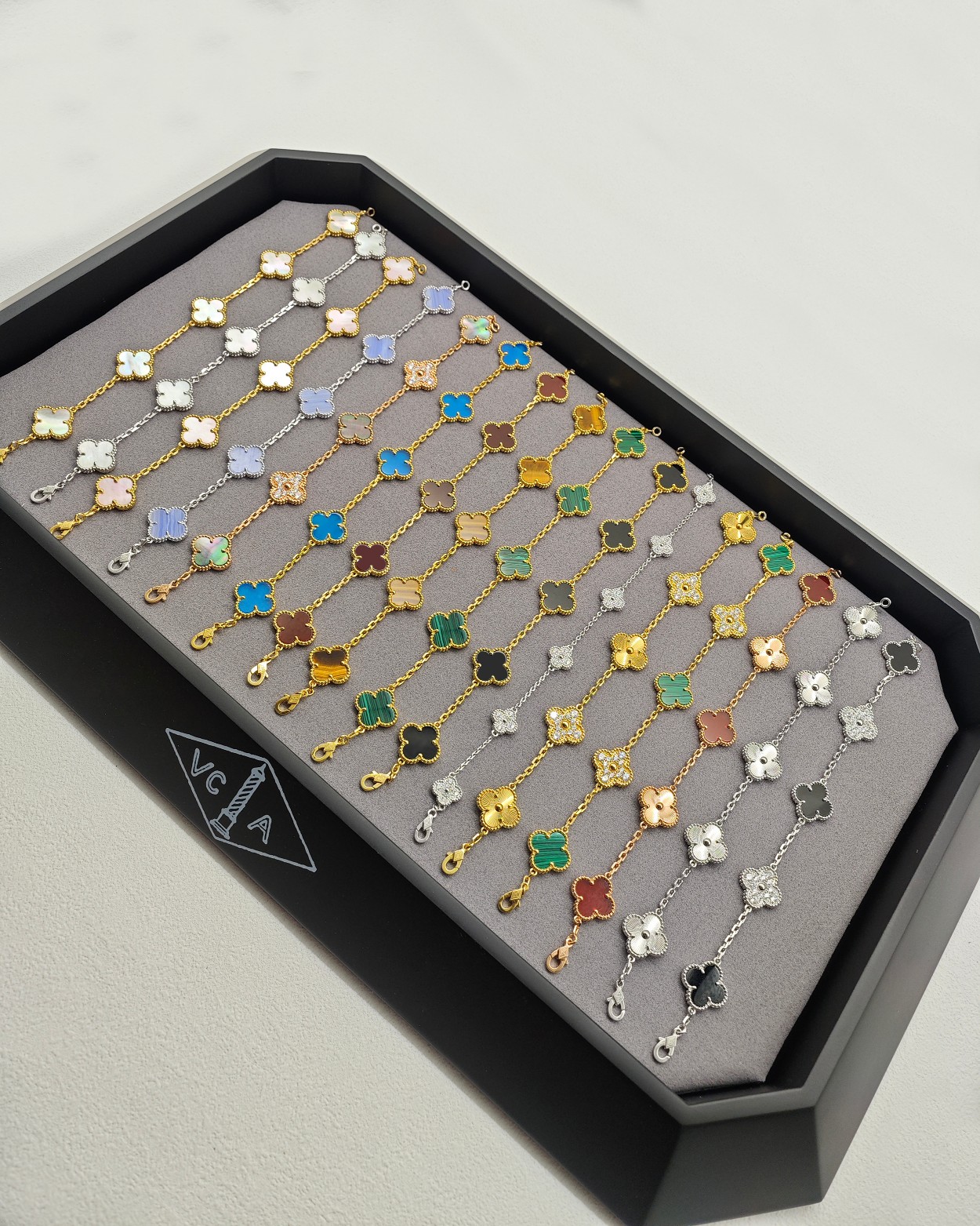 Van Cleef & Arpels 幸运的四叶草象征着好运和幸福 一直以来都是人们所喜爱的图片
