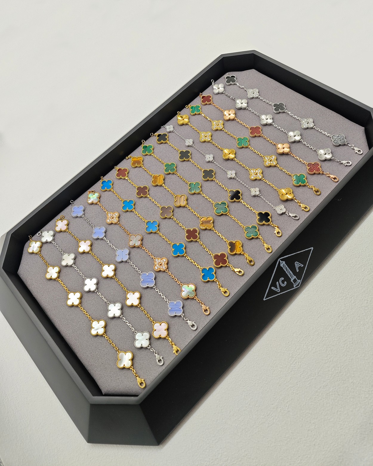 Van Cleef & Arpels 幸运的四叶草象征着好运和幸福 一直以来都是人们所喜爱的图片