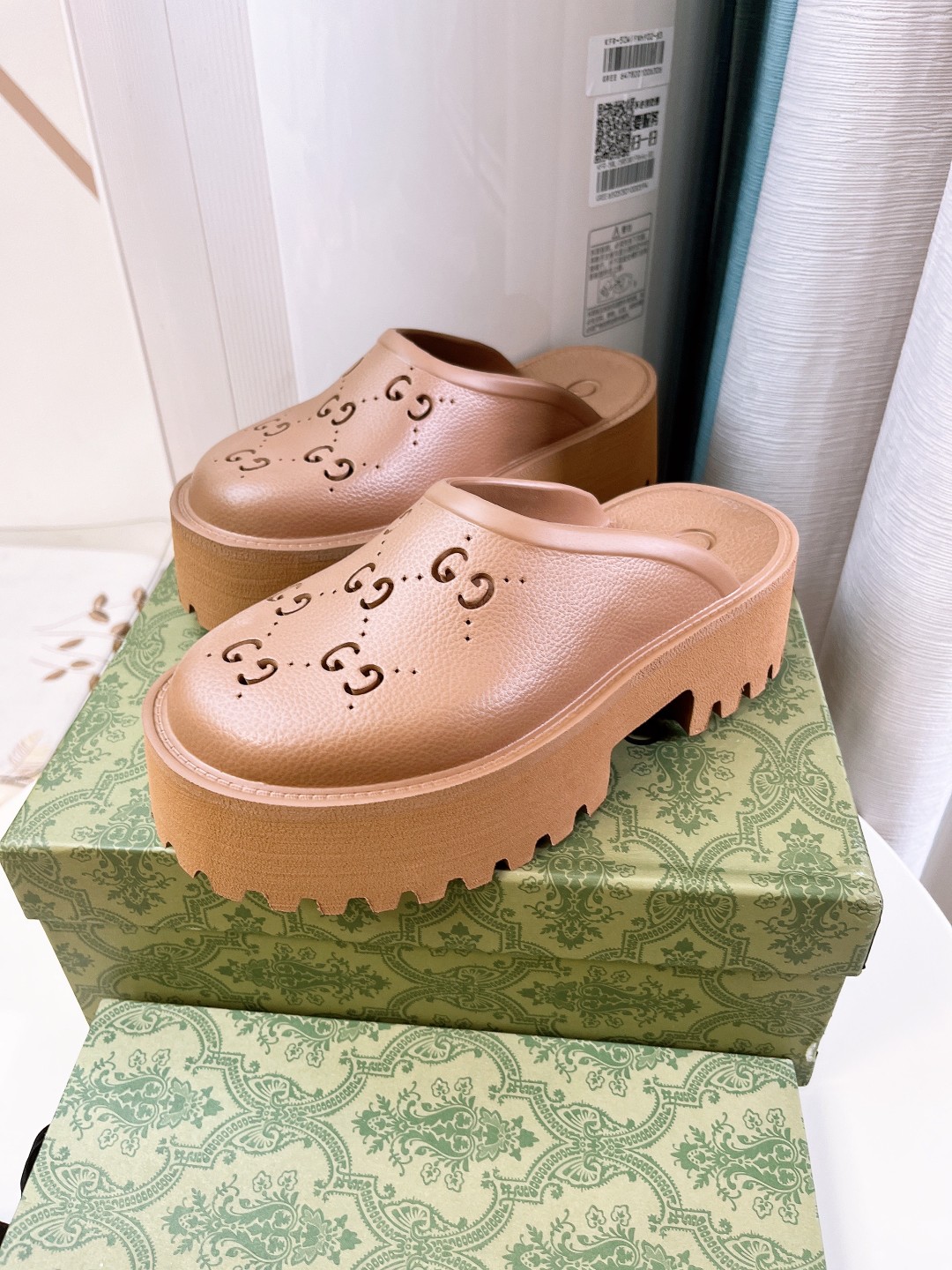 NO:263480,Thick-soled series sizes: 35-44, (customized by 43.44) G home popular thin-soled hollow letter slippers Note 2. Internet celebrity hits, everyone has a pair, super light and easy to match, the first choice for LSP 3. Material: TPU  vacuum foam integrated molding, slippers, gucci, slippers19860909厚底系列码数:35-44,（43.44定做） G家爆款薄底镂空字母拖鞋 注意 2.网红大爆款 ,人手一双 ,超级轻便好搭配 ,LSP首选款 3. 材质: TPU 真空发泡一体成型,拖鞋,gucci,slippers,Women's Shoes