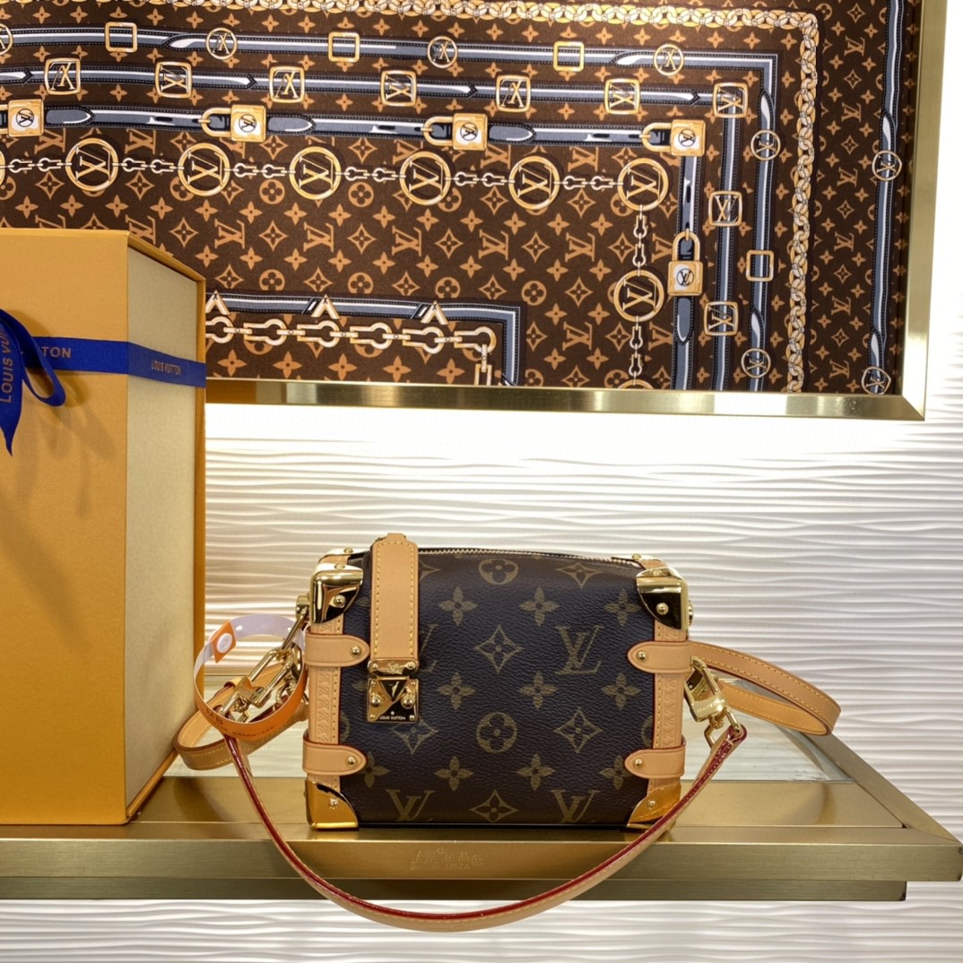 顶级原单 75558862(原厂皮)M46815 老花黄皮 2023早春系列Cruise系列,谷爱凌Mimi,秀场上谷爱凌拿着这个包走出来真的燃炸了,大胆的用软硬兼施的设计理念,灵感源自品牌的旅行箱,皮质却极为柔软,包身饰有弯角,直角和传统的旅行箱元素,做到了皮革和金属,柔软和坚硬的完美融合。 尺寸:18×12.5×8