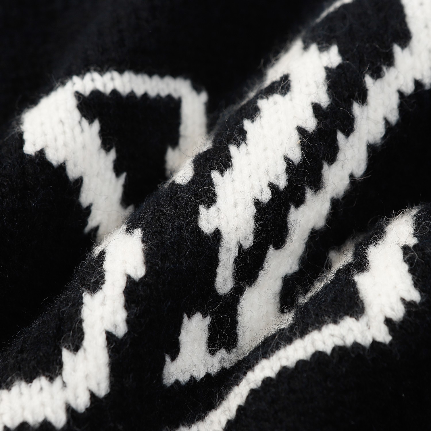 Luxury Louis Vuitton Knit Sweater with High-Quality Wool and Unique Design - 图片 4