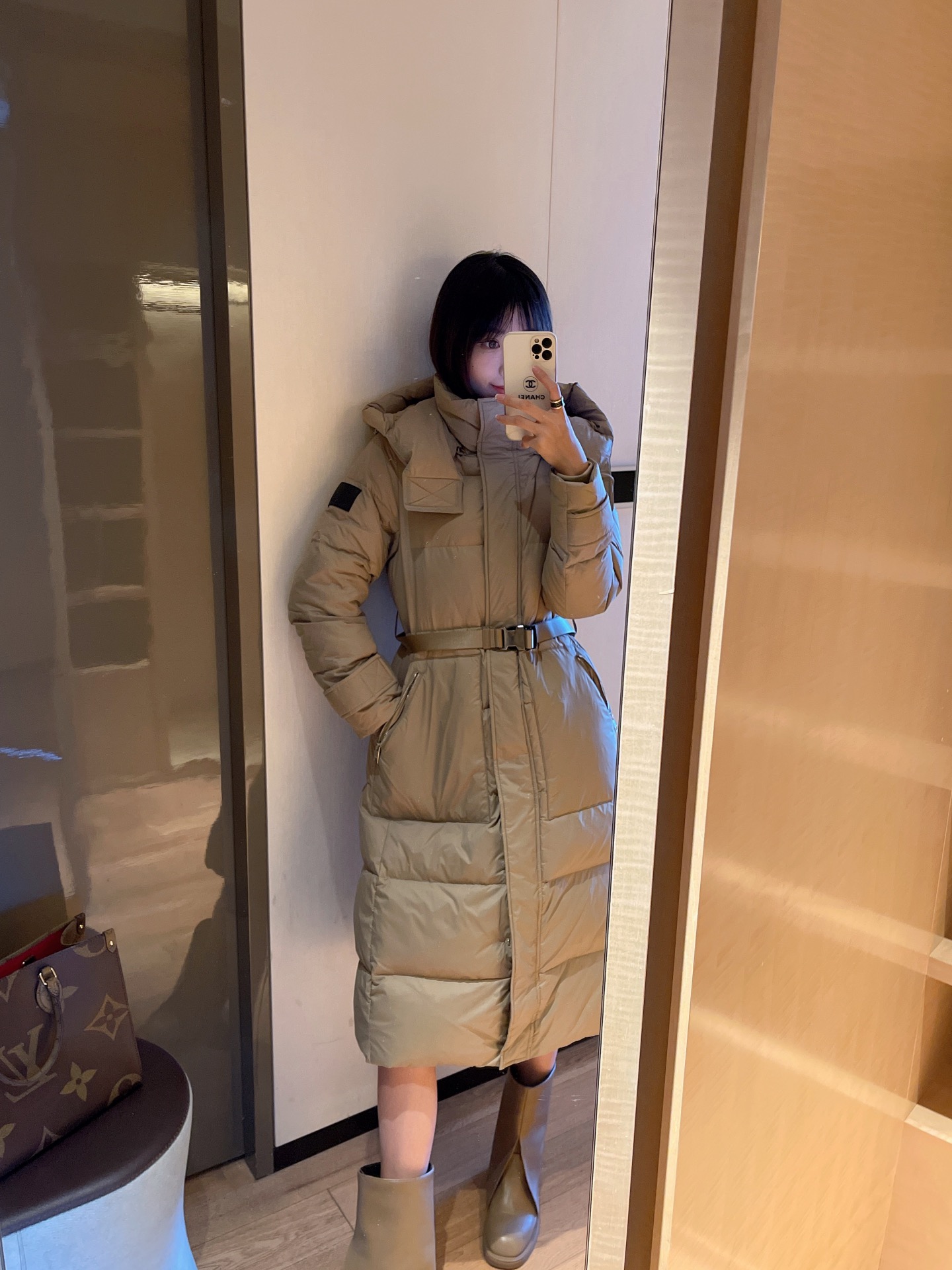 Guangzhou high-end Burberry long down jacket, black label series, 90% white goose down, waist-length long style, colors: beige, black, sizes: S, M, L, XL.-Big cat