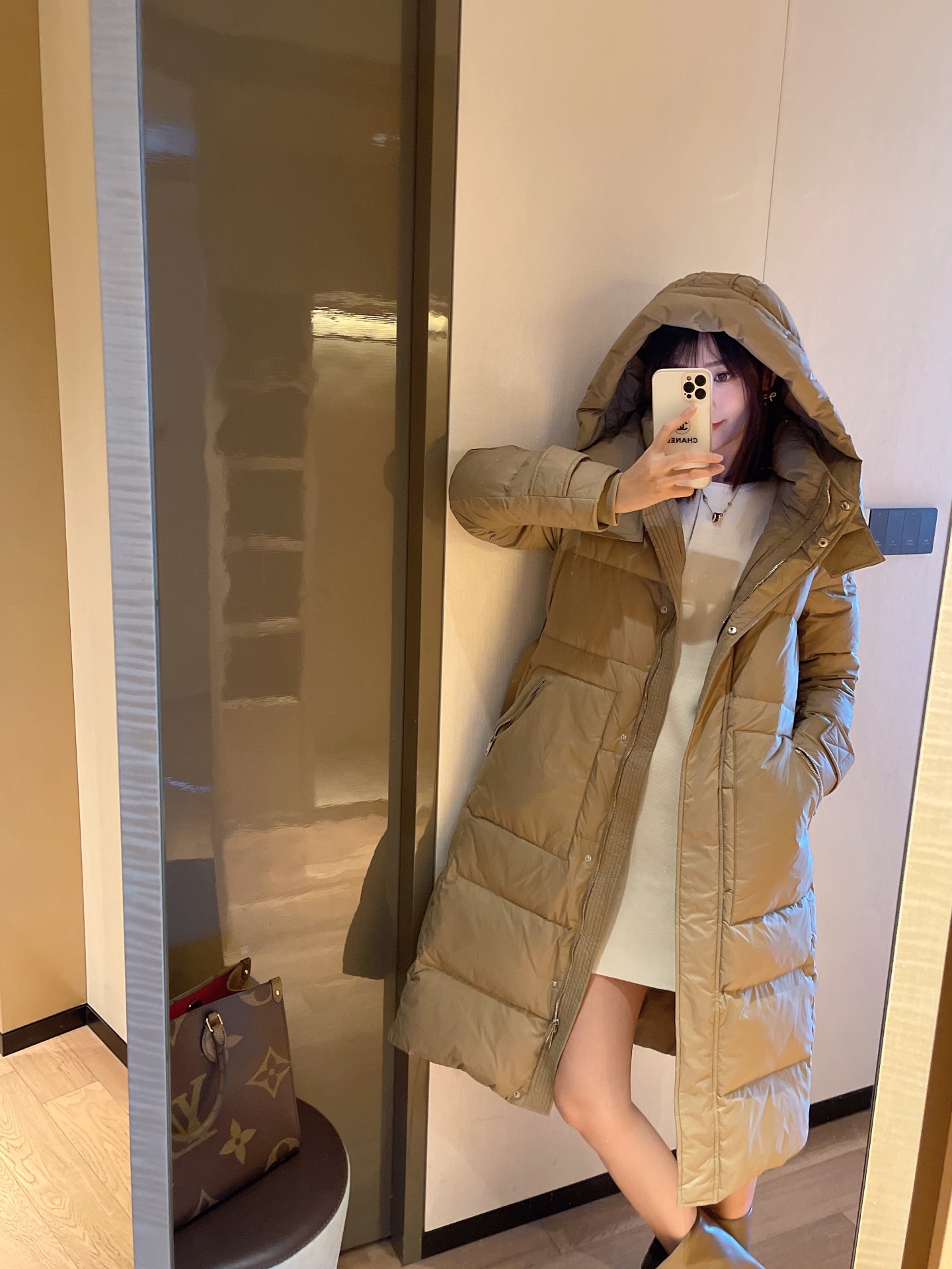 Guangzhou high-end Burberry long down jacket, black label series, 90% white goose down, waist-length long style, colors: beige, black, sizes: S, M, L, XL.-Big cat