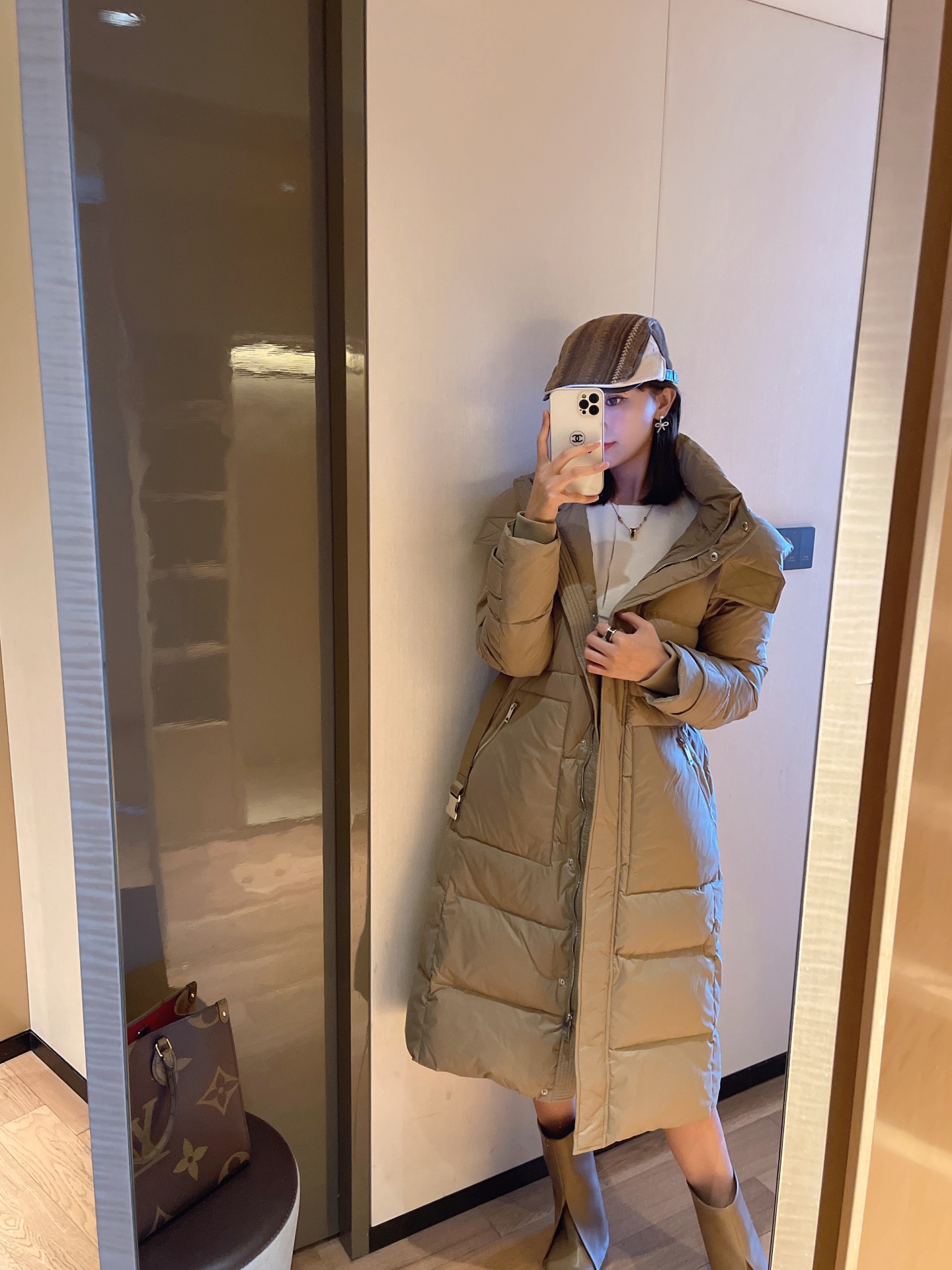 Guangzhou high-end Burberry long down jacket, black label series, 90% white goose down, waist-length long style, colors: beige, black, sizes: S, M, L, XL.-Big cat
