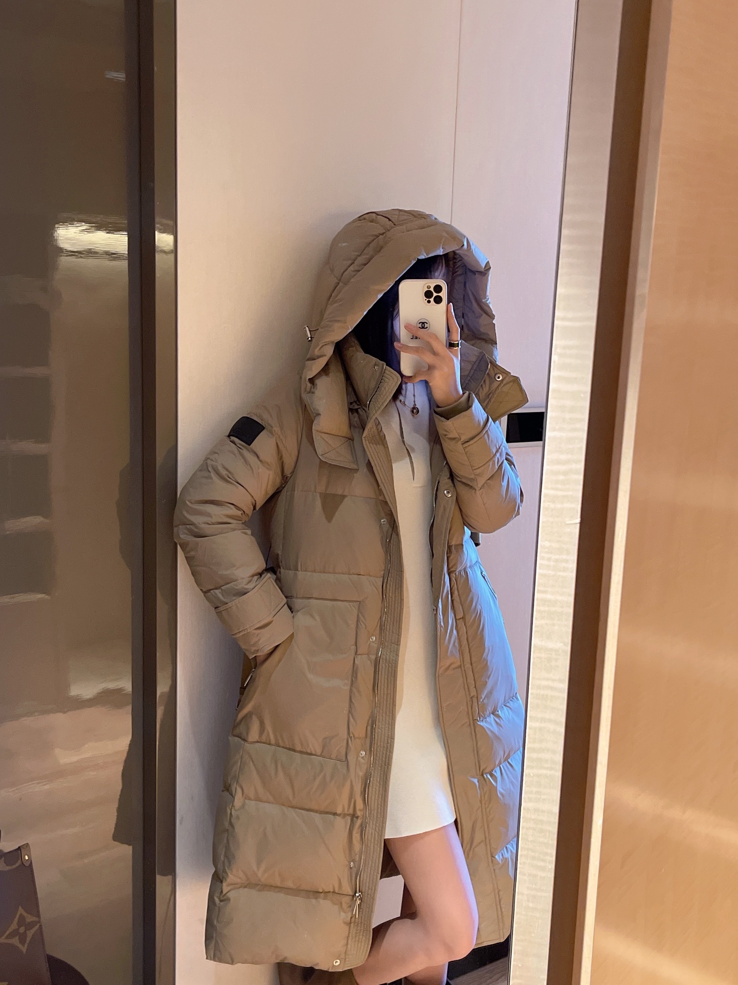 Guangzhou high-end Burberry long down jacket, black label series, 90% white goose down, waist-length long style, colors: beige, black, sizes: S, M, L, XL.-Big cat