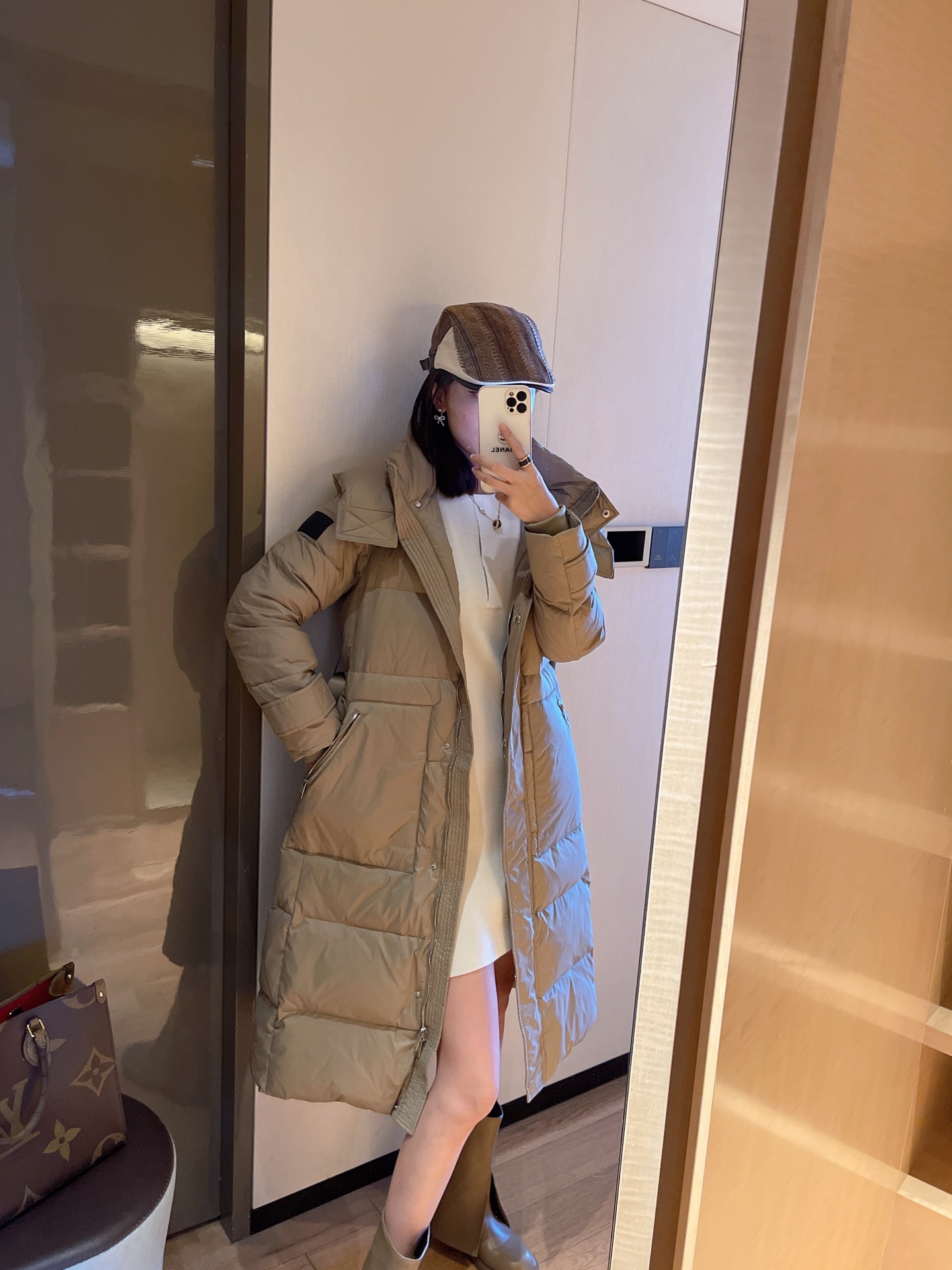 Guangzhou high-end Burberry long down jacket, black label series, 90% white goose down, waist-length long style, colors: beige, black, sizes: S, M, L, XL.-Big cat