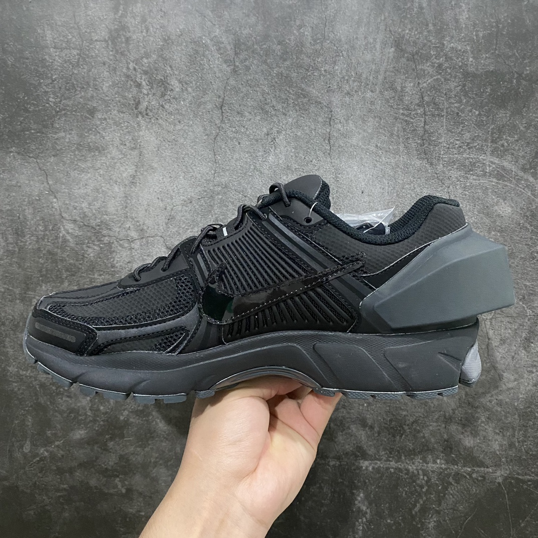 图片[2]-【纯原版】A Cold Wall x Nike Zoom Vomero 5男女同款黑色冷墙刮刮乐acw 货号：AT3152-001  尺码：36–45nn耗时3个月开发原装档案原数据纸版楦型n采用正确色卡!! 合成革饰片组合双层网眼布鞋面材质n升级正确后跟TPU加固 耐弯折热塑框架支撑鞋身n正确4层组织中底搭载EVA轻量缓震(中底带有Zoom气垫加持❌区别市面版本!!)#嵌入双层革新物料鞋垫,外置防滑耐磨橡胶底片❗️夸张后跟,框架工业结构美学！ 尺码：36 36.5 37.5 38 38.5 39 40 40.5 41 42 42.5 43 44 44.5 45nn由英国时尚品牌 A-COLD-WALL* 与 Nike 全新合作的联名鞋款 Zoom Vomero 5，凭借夸张的造型设计成为复古跑鞋领域的「异类」，设计师 Samuel Ross 围绕一件物品随着使用或时间推移所发生的变化这一问题展开设计，通过自己的美学概念将最初在 2010 年发布的 Zoom Vomero +5 重新带回，其鞋面的 PU 涂层被移除，以此加速了老化的过程，而后跟则是用于稳定鞋身的作用。-莆田鞋批发中心