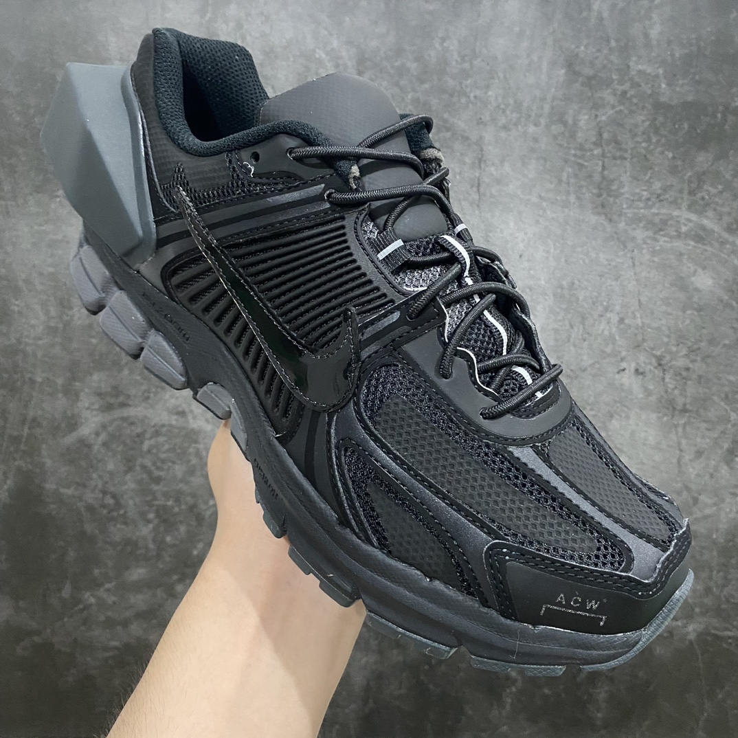 图片[3]-【纯原版】A Cold Wall x Nike Zoom Vomero 5男女同款黑色冷墙刮刮乐acw 货号：AT3152-001  尺码：36–45nn耗时3个月开发原装档案原数据纸版楦型n采用正确色卡!! 合成革饰片组合双层网眼布鞋面材质n升级正确后跟TPU加固 耐弯折热塑框架支撑鞋身n正确4层组织中底搭载EVA轻量缓震(中底带有Zoom气垫加持❌区别市面版本!!)#嵌入双层革新物料鞋垫,外置防滑耐磨橡胶底片❗️夸张后跟,框架工业结构美学！ 尺码：36 36.5 37.5 38 38.5 39 40 40.5 41 42 42.5 43 44 44.5 45nn由英国时尚品牌 A-COLD-WALL* 与 Nike 全新合作的联名鞋款 Zoom Vomero 5，凭借夸张的造型设计成为复古跑鞋领域的「异类」，设计师 Samuel Ross 围绕一件物品随着使用或时间推移所发生的变化这一问题展开设计，通过自己的美学概念将最初在 2010 年发布的 Zoom Vomero +5 重新带回，其鞋面的 PU 涂层被移除，以此加速了老化的过程，而后跟则是用于稳定鞋身的作用。-莆田鞋批发中心