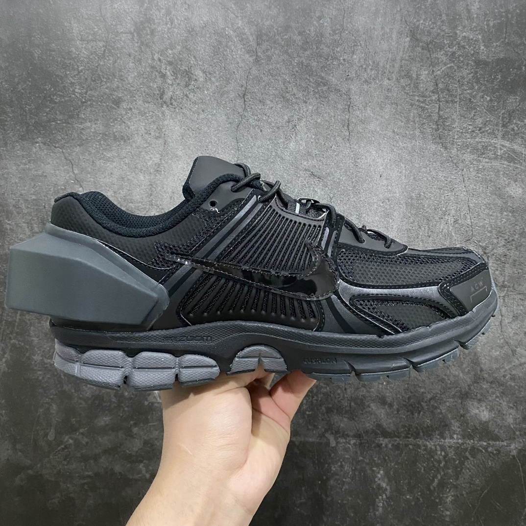 【纯原版】A Cold Wall x Nike Zoom Vomero 5男女同款黑色冷墙刮刮乐acw 货号：AT3152-001  尺码：36–45nn耗时3个月开发原装档案原数据纸版楦型n采用正确色卡!! 合成革饰片组合双层网眼布鞋面材质n升级正确后跟TPU加固 耐弯折热塑框架支撑鞋身n正确4层组织中底搭载EVA轻量缓震(中底带有Zoom气垫加持❌区别市面版本!!)#嵌入双层革新物料鞋垫,外置防滑耐磨橡胶底片❗️夸张后跟,框架工业结构美学！ 尺码：36 36.5 37.5 38 38.5 39 40 40.5 41 42 42.5 43 44 44.5 45nn由英国时尚品牌 A-COLD-WALL* 与 Nike 全新合作的联名鞋款 Zoom Vomero 5，凭借夸张的造型设计成为复古跑鞋领域的「异类」，设计师 Samuel Ross 围绕一件物品随着使用或时间推移所发生的变化这一问题展开设计，通过自己的美学概念将最初在 2010 年发布的 Zoom Vomero +5 重新带回，其鞋面的 PU 涂层被移除，以此加速了老化的过程，而后跟则是用于稳定鞋身的作用。-莆田鞋批发中心