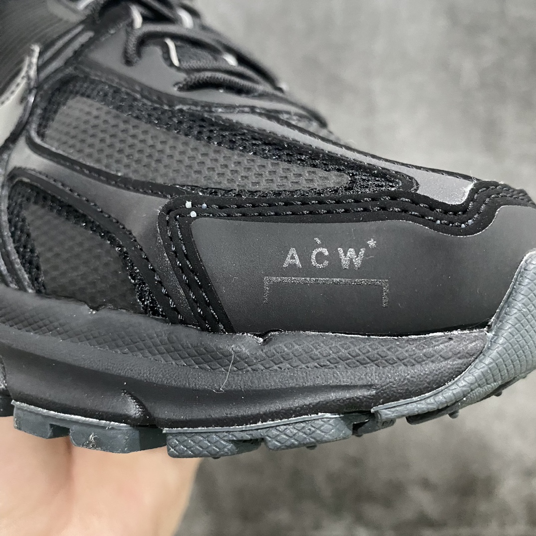 图片[2]-【纯原版】A Cold Wall x Nike Zoom Vomero 5男女同款黑色冷墙刮刮乐acw 货号：AT3152-001  尺码：36–45nn耗时3个月开发原装档案原数据纸版楦型n采用正确色卡!! 合成革饰片组合双层网眼布鞋面材质n升级正确后跟TPU加固 耐弯折热塑框架支撑鞋身n正确4层组织中底搭载EVA轻量缓震(中底带有Zoom气垫加持❌区别市面版本!!)#嵌入双层革新物料鞋垫,外置防滑耐磨橡胶底片❗️夸张后跟,框架工业结构美学！ 尺码：36 36.5 37.5 38 38.5 39 40 40.5 41 42 42.5 43 44 44.5 45nn由英国时尚品牌 A-COLD-WALL* 与 Nike 全新合作的联名鞋款 Zoom Vomero 5，凭借夸张的造型设计成为复古跑鞋领域的「异类」，设计师 Samuel Ross 围绕一件物品随着使用或时间推移所发生的变化这一问题展开设计，通过自己的美学概念将最初在 2010 年发布的 Zoom Vomero +5 重新带回，其鞋面的 PU 涂层被移除，以此加速了老化的过程，而后跟则是用于稳定鞋身的作用。-莆田鞋批发中心