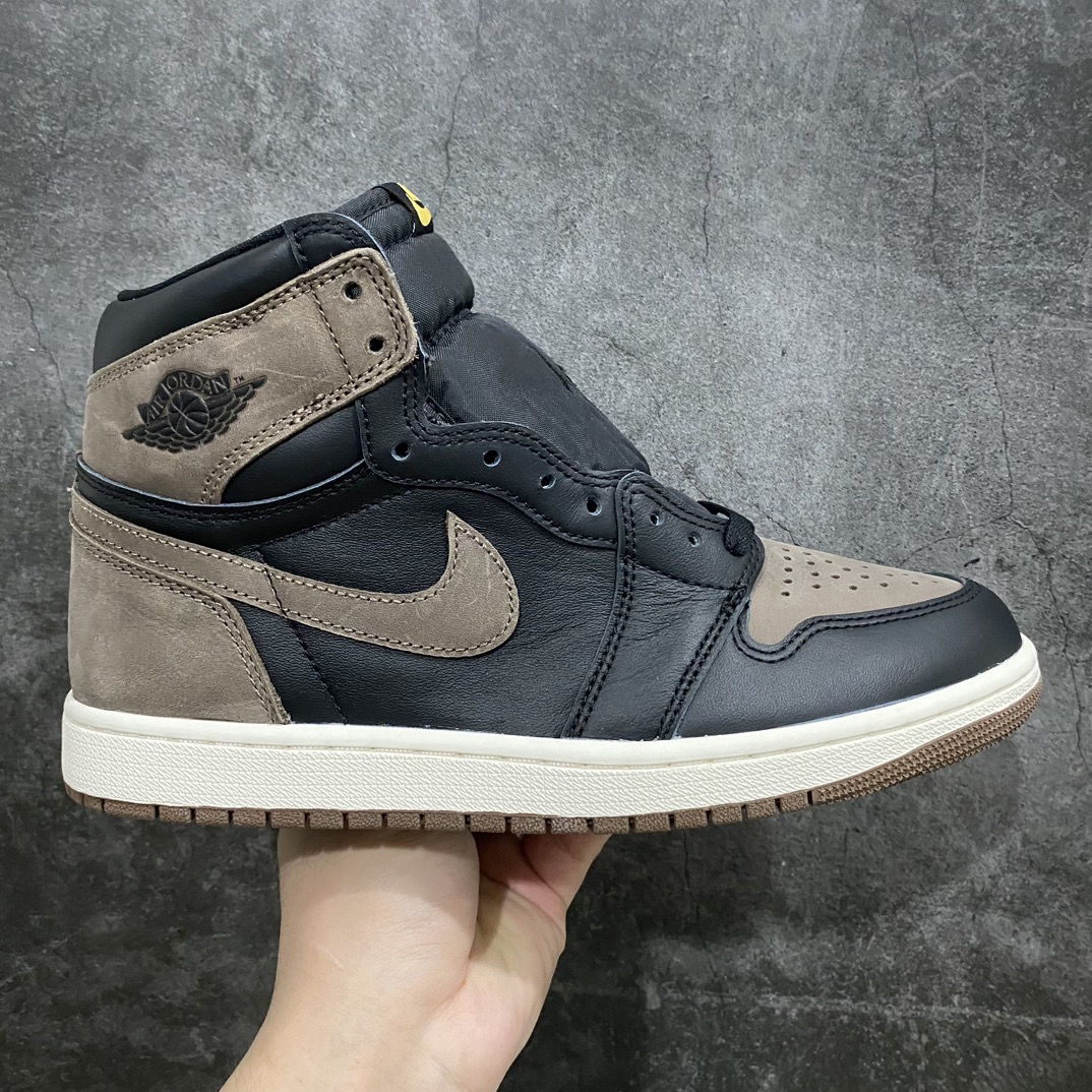 【私人订单】市场最强 欢迎对比🆚nAir Jordan 1 AJ1 Retro \” Palomino \”棕黑摩卡脚趾 DZ5485-020nn市场第一梯队天花板品质行业巅峰作品 私人订单非市场流通版本n全鞋电脑针车 精确间距匹配标配原厂皮料飞翼3D高频深度立体 全方位比对原鞋n皮料全程玻璃冲刀 冲裁 清洁度完美工艺方面漏斗收腰 底线拉帮 LOGO立体小到针眼排布 载片对称 冲孔效果 鞋标规范 鞋垫背胶等等全部同步原鞋规格 随意对比‼️ 尺码 40 40.5 41 42 42.5 43 44 44.5 45 46 47.5-莆田鞋批发中心