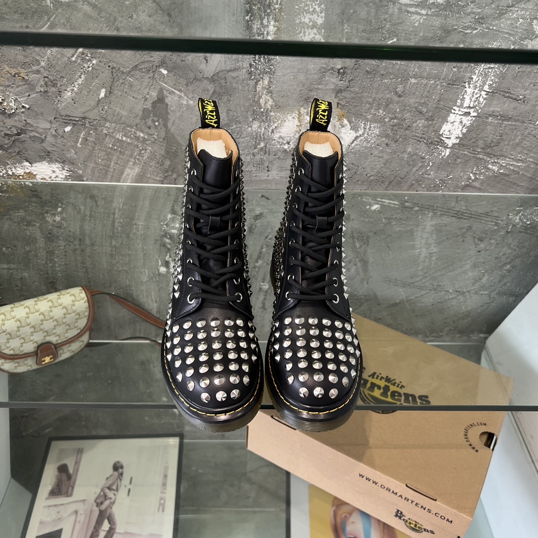 Dr. Martens Martin is recognized as the most comfortable boot in the world. 35-40 Note: Leather, velvet