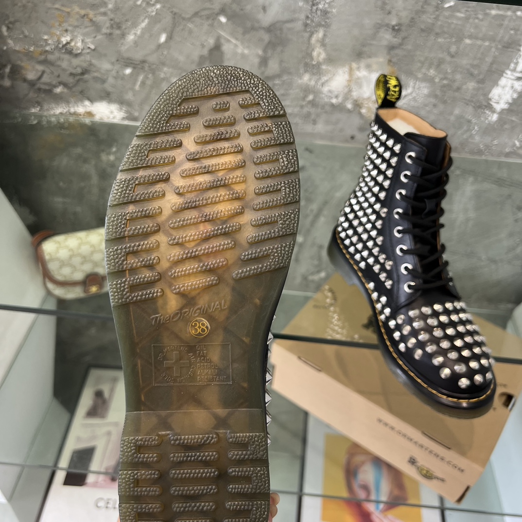 Dr. Martens Martin is recognized as the most comfortable boot in the world. 35-40 Note: Leather, velvet - 图片 9