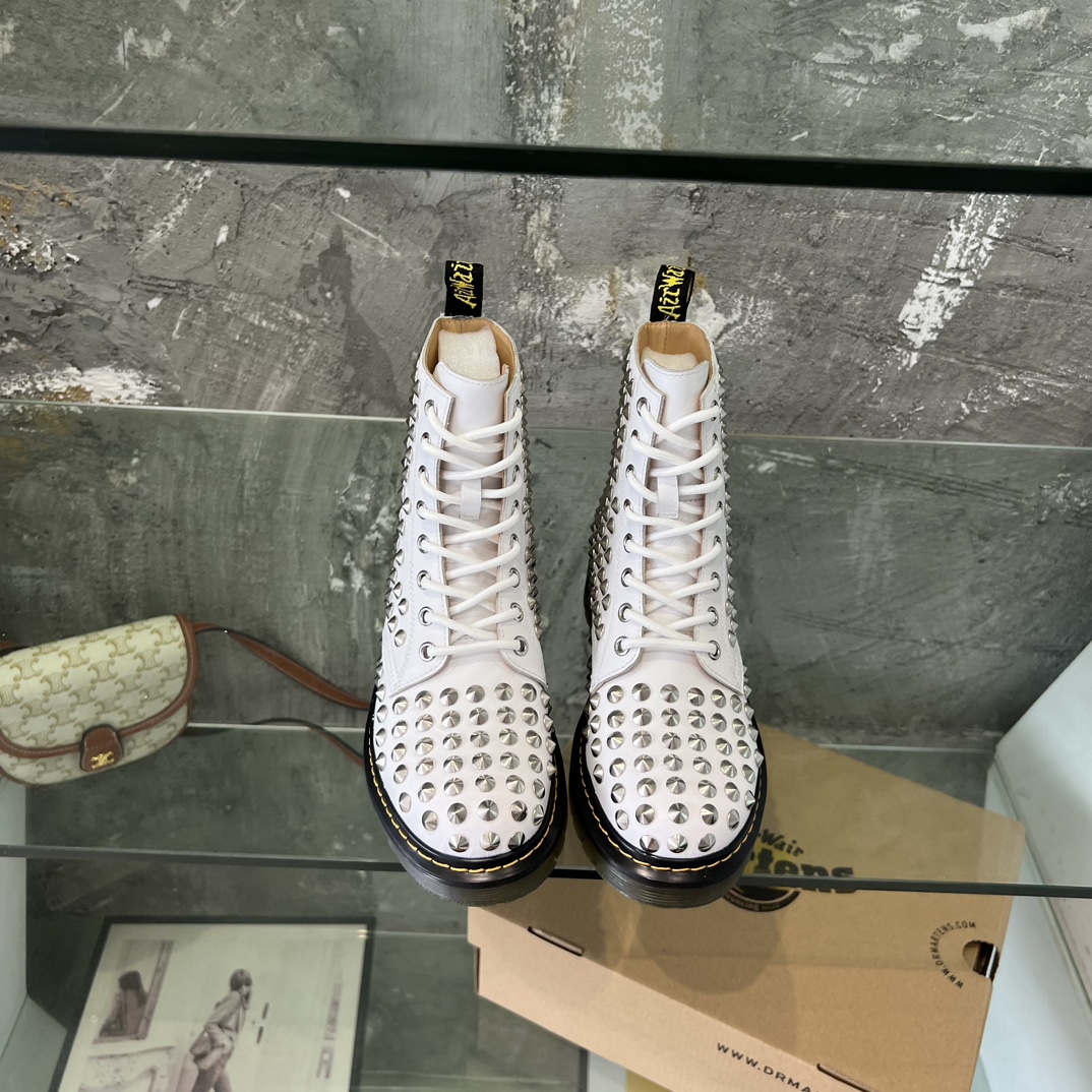 Dr. Martens Martin is recognized as the most comfortable boot in the world. 35-40 Note: Leather, velvet