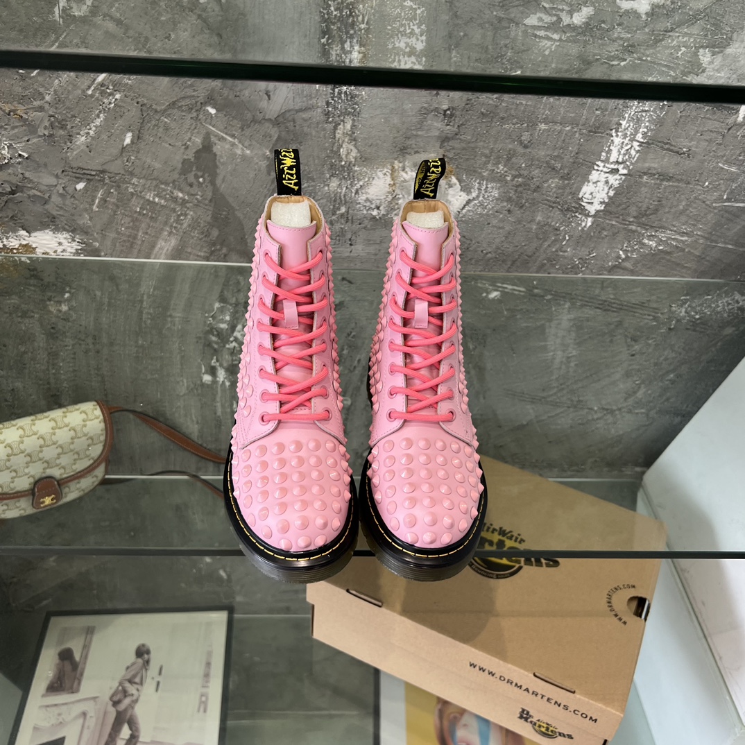 Dr. Martens Martin is recognized as the most comfortable boot in the world. 35-40 Note: Leather, velvet