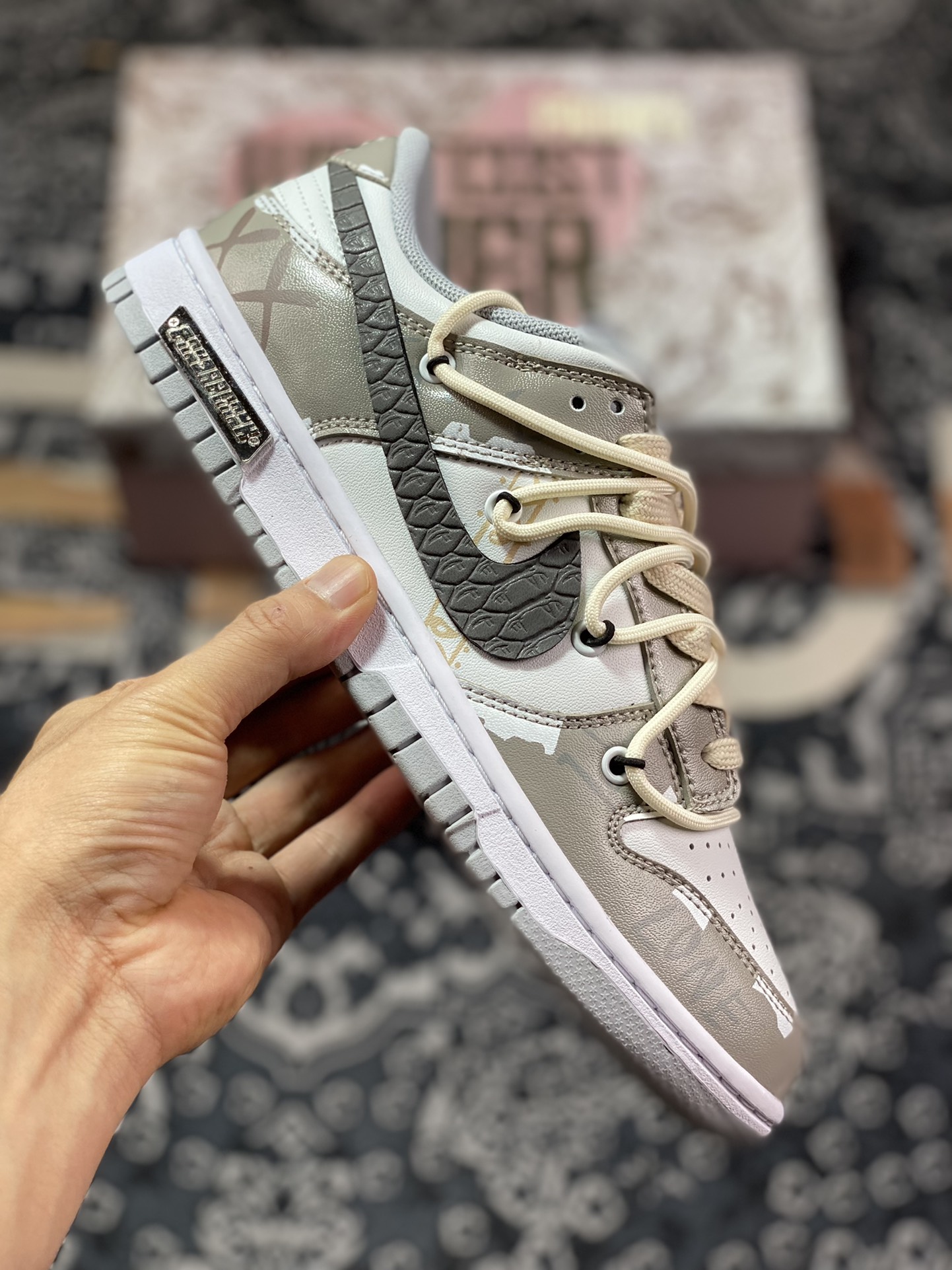 Nike SB Dunk Low Lot ”Grey/White” Dunk Series Low-top Classic Sneakers ”Smoky Gray White XX Graffiti Tie Rope” DJ6188-003