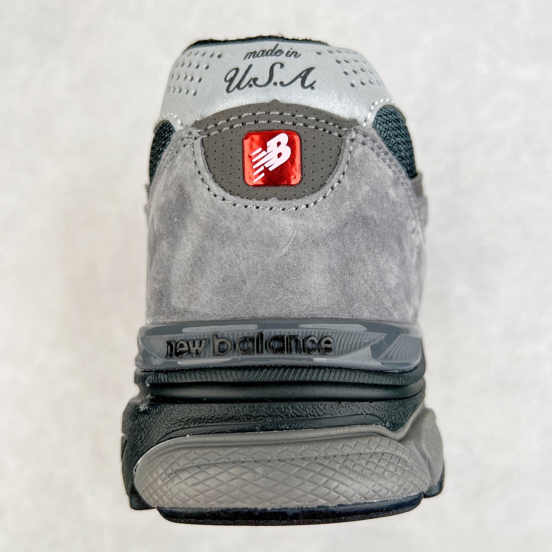 图片[8]-＃K版纯原福利 UNITED ARROWS x New Balance M990UA3 新百伦NB990V3 联名灰色 第三代总统复古慢跑鞋 正确3M反光细节 原楦原纸版开发 正确6层组合底模精密开发 搭载全新碳素中底 后跟透明TPU水晶装饰条稳固 沿用了引以为傲的跑鞋手工技艺 采用猪皮绒面并包裹局部透气网面的鞋身设计 菱网鞋舌上刻有New Balance USA 鞋面依旧身着经典的大热之灰 彰显了其高端的品质身份 尺码：36 37 37.5 38 38.5 39 40 40.5 41.5 42 42.5 43 44 45-选品中心