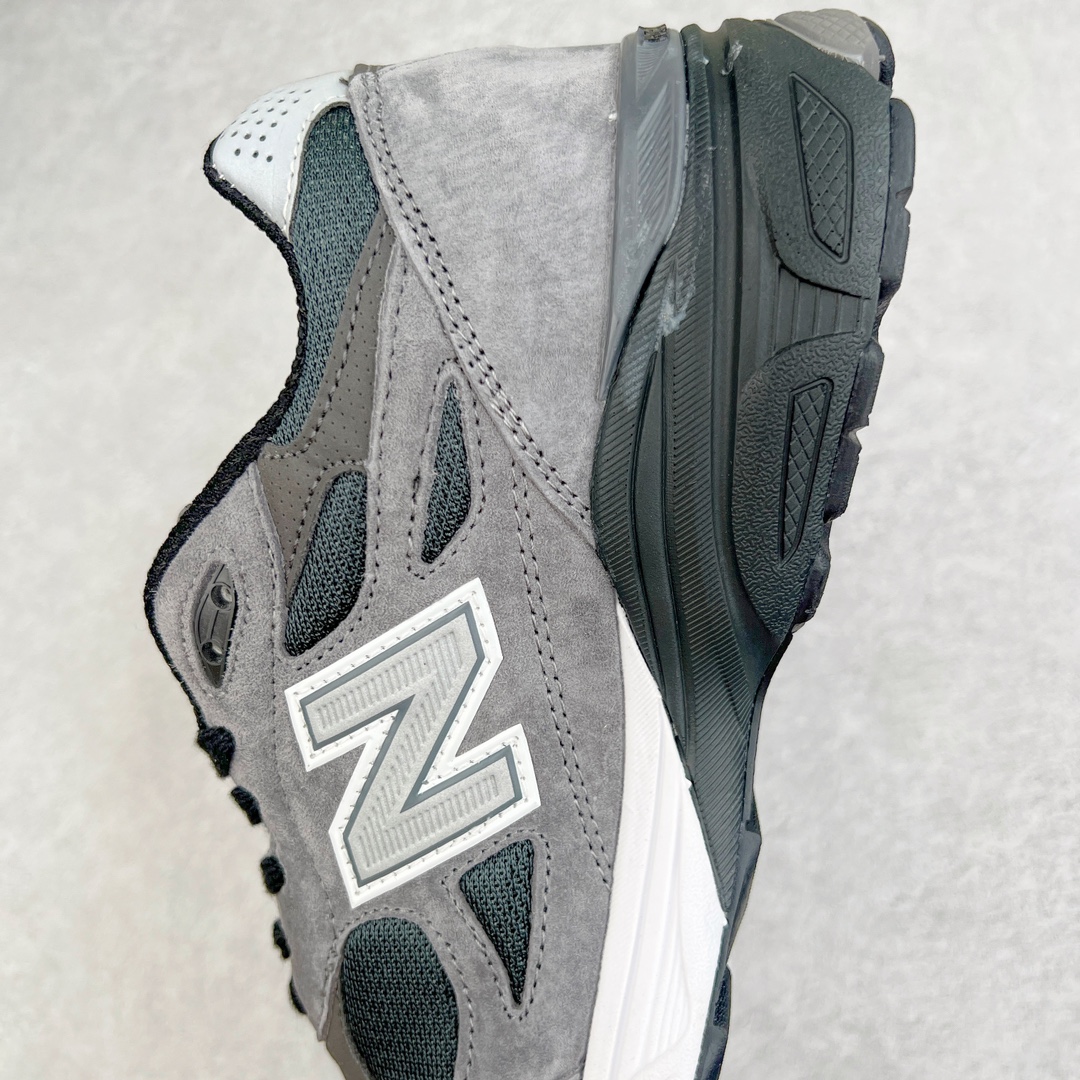图片[7]-＃K版纯原福利 UNITED ARROWS x New Balance M990UA3 新百伦NB990V3 联名灰色 第三代总统复古慢跑鞋 正确3M反光细节 原楦原纸版开发 正确6层组合底模精密开发 搭载全新碳素中底 后跟透明TPU水晶装饰条稳固 沿用了引以为傲的跑鞋手工技艺 采用猪皮绒面并包裹局部透气网面的鞋身设计 菱网鞋舌上刻有New Balance USA 鞋面依旧身着经典的大热之灰 彰显了其高端的品质身份 尺码：36 37 37.5 38 38.5 39 40 40.5 41.5 42 42.5 43 44 45-选品中心