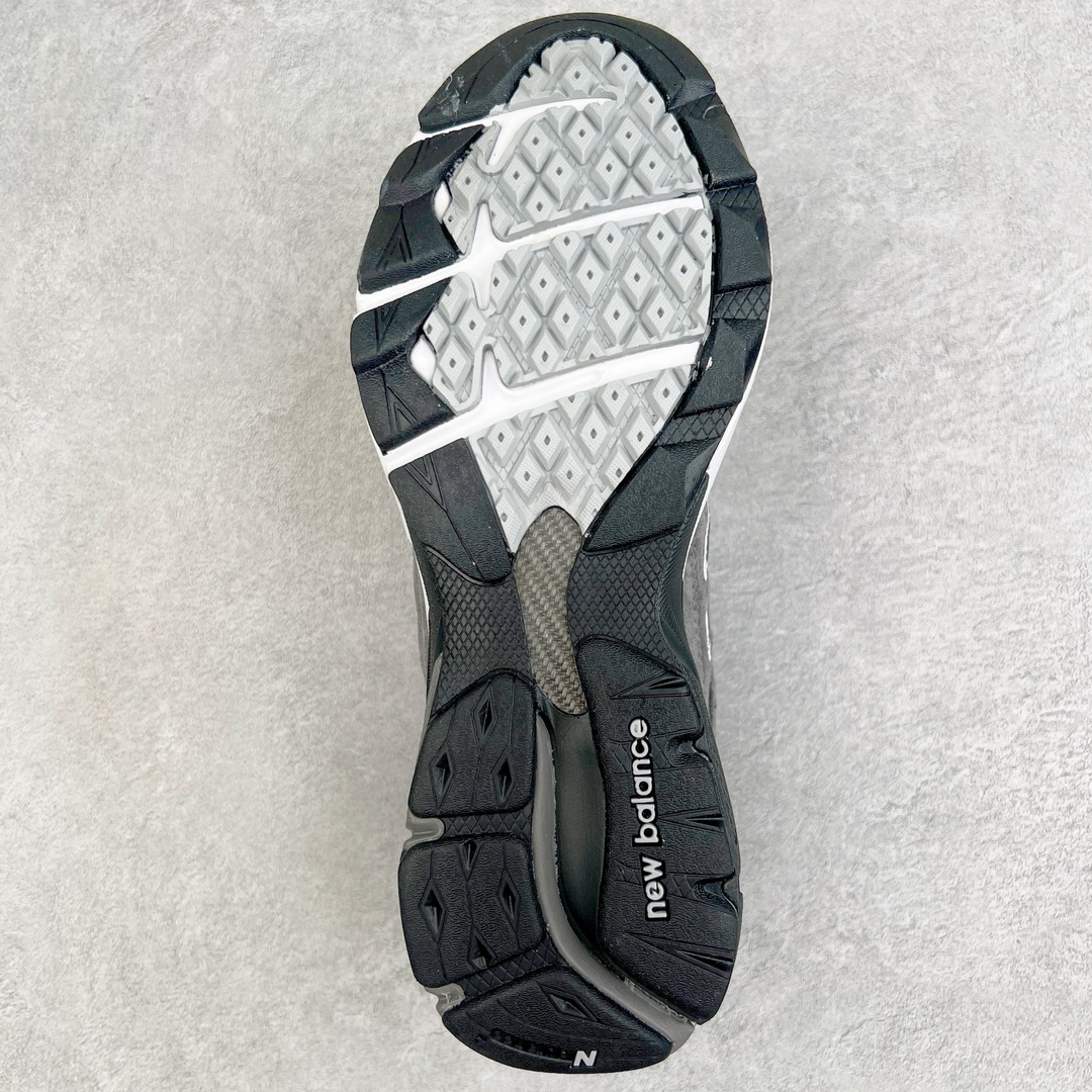 图片[9]-＃K版纯原福利 UNITED ARROWS x New Balance M990UA3 新百伦NB990V3 联名灰色 第三代总统复古慢跑鞋 正确3M反光细节 原楦原纸版开发 正确6层组合底模精密开发 搭载全新碳素中底 后跟透明TPU水晶装饰条稳固 沿用了引以为傲的跑鞋手工技艺 采用猪皮绒面并包裹局部透气网面的鞋身设计 菱网鞋舌上刻有New Balance USA 鞋面依旧身着经典的大热之灰 彰显了其高端的品质身份 尺码：36 37 37.5 38 38.5 39 40 40.5 41.5 42 42.5 43 44 45-选品中心