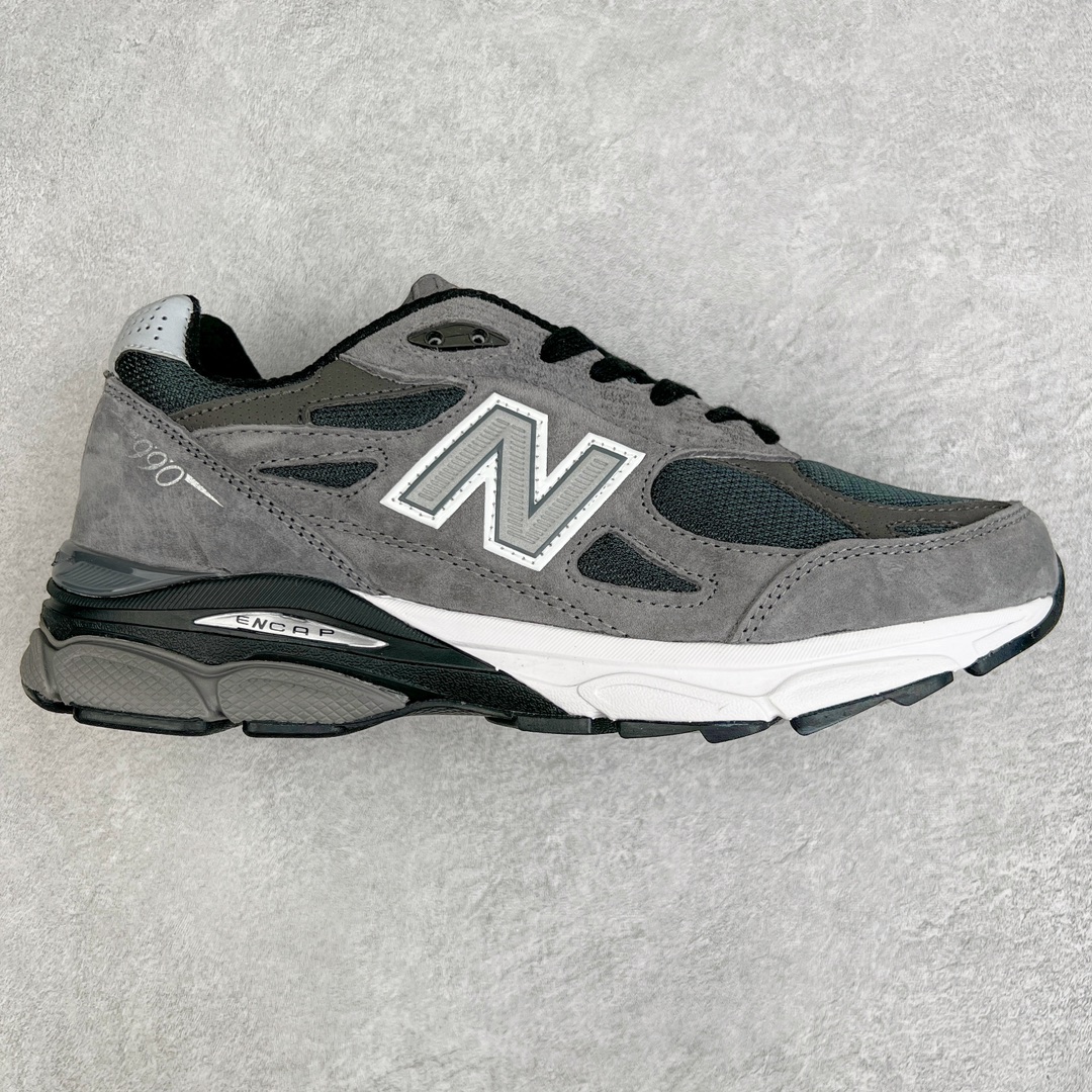 ＃K版纯原福利 UNITED ARROWS x New Balance M990UA3 新百伦NB990V3 联名灰色 第三代总统复古慢跑鞋 正确3M反光细节 原楦原纸版开发 正确6层组合底模精密开发 搭载全新碳素中底 后跟透明TPU水晶装饰条稳固 沿用了引以为傲的跑鞋手工技艺 采用猪皮绒面并包裹局部透气网面的鞋身设计 菱网鞋舌上刻有New Balance USA 鞋面依旧身着经典的大热之灰 彰显了其高端的品质身份 尺码：36 37 37.5 38 38.5 39 40 40.5 41.5 42 42.5 43 44 45-选品中心