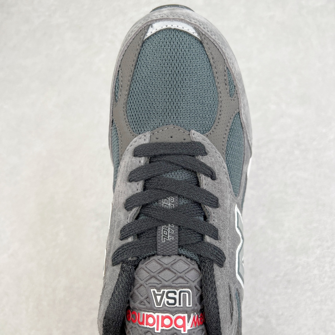 图片[4]-＃K版纯原福利 UNITED ARROWS x New Balance M990UA3 新百伦NB990V3 联名灰色 第三代总统复古慢跑鞋 正确3M反光细节 原楦原纸版开发 正确6层组合底模精密开发 搭载全新碳素中底 后跟透明TPU水晶装饰条稳固 沿用了引以为傲的跑鞋手工技艺 采用猪皮绒面并包裹局部透气网面的鞋身设计 菱网鞋舌上刻有New Balance USA 鞋面依旧身着经典的大热之灰 彰显了其高端的品质身份 尺码：36 37 37.5 38 38.5 39 40 40.5 41.5 42 42.5 43 44 45-选品中心