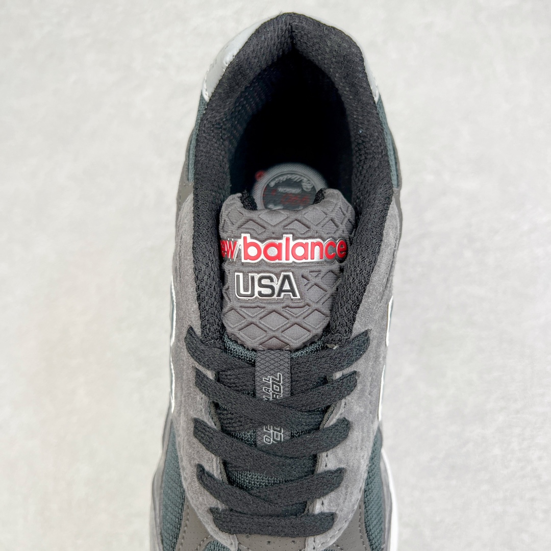 图片[5]-＃K版纯原福利 UNITED ARROWS x New Balance M990UA3 新百伦NB990V3 联名灰色 第三代总统复古慢跑鞋 正确3M反光细节 原楦原纸版开发 正确6层组合底模精密开发 搭载全新碳素中底 后跟透明TPU水晶装饰条稳固 沿用了引以为傲的跑鞋手工技艺 采用猪皮绒面并包裹局部透气网面的鞋身设计 菱网鞋舌上刻有New Balance USA 鞋面依旧身着经典的大热之灰 彰显了其高端的品质身份 尺码：36 37 37.5 38 38.5 39 40 40.5 41.5 42 42.5 43 44 45-选品中心