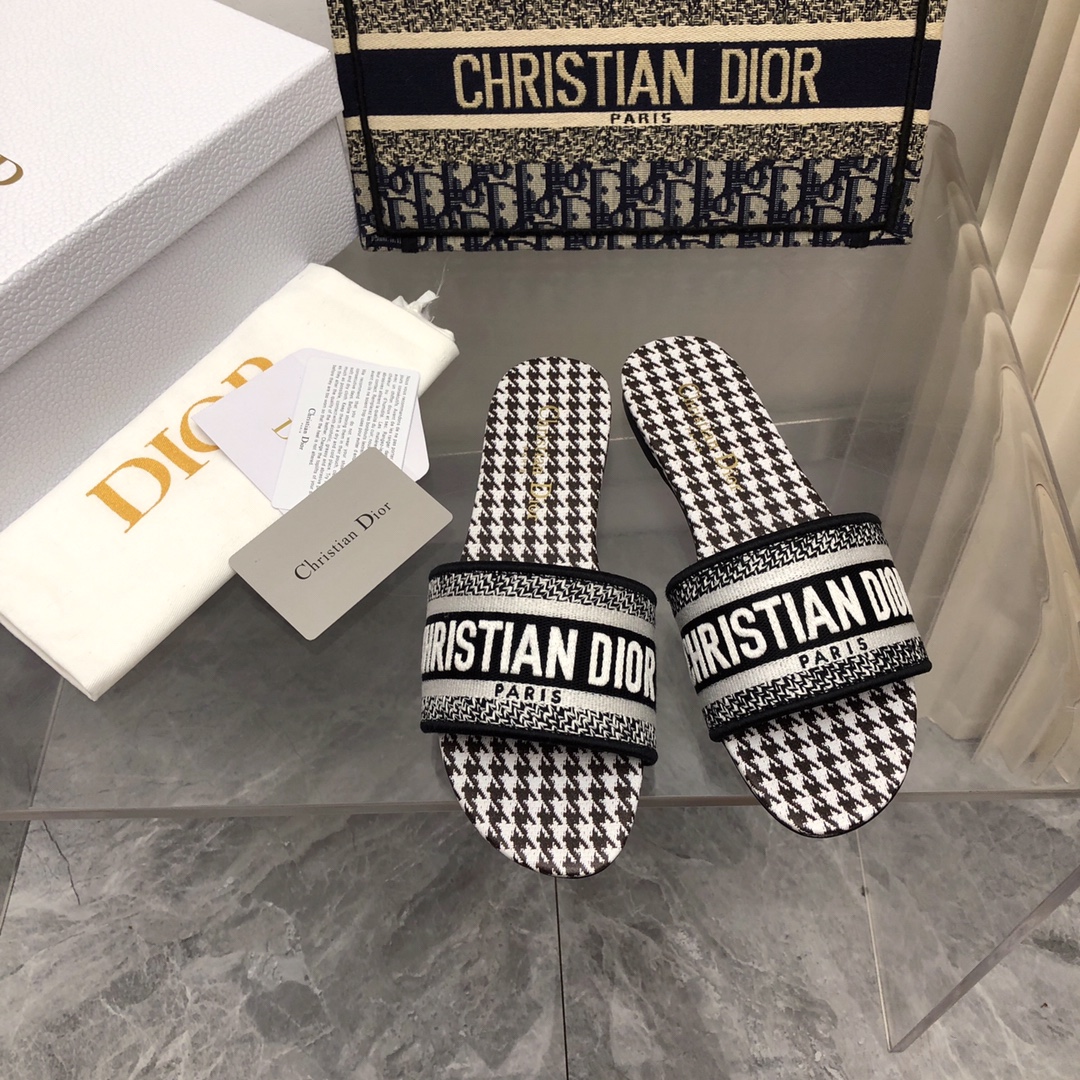 NO:167422,2025- No. 144 Colors, New Jacquard Embroidered Sandals in Early Spring, As the main style of D's presbyterian embroidery series sandals, there are new colors every year, and they are out of stock as soon as they are new. The embroidery design has a three-dimensional and exquisite feeling, simple and generous, and is not picky at all. It can be held on any occasion, making people love it. Exclusive customized letter three-dimensional embroidery upper, high-density electric embroidery technology, without any connection, overlap, perfect quality, and complex craftsmanship. Consistent with the original version, comfortable and soft, pay attention to discernment. Italian leather outsole Size35-40 (41 and 42 can be ordered without return and exchange) More than a dozen colors are available, slippers, dior, slippers, Leather soles198609092025- 144号花色 早春新款提花刺绣凉拖鞋♀  作为D家主打款老花刺绣系列凉拖,每年都会新色,一出新就立马断货,刺绣设计有立体感非常精致,简单大方,完全不挑人,任何场合都能hold住,让人爱不释手 独家订制字母立体刺绣鞋面,高密度电绣工艺,没有任何的连线、重合,完美品质,复杂工艺.与原版一致,舒适柔软,注意辨别.意大利真皮大底Size35-40（41、42可订不退换）十几种颜色可选,拖鞋,dior,slippers,Leather soles,Women's Shoes