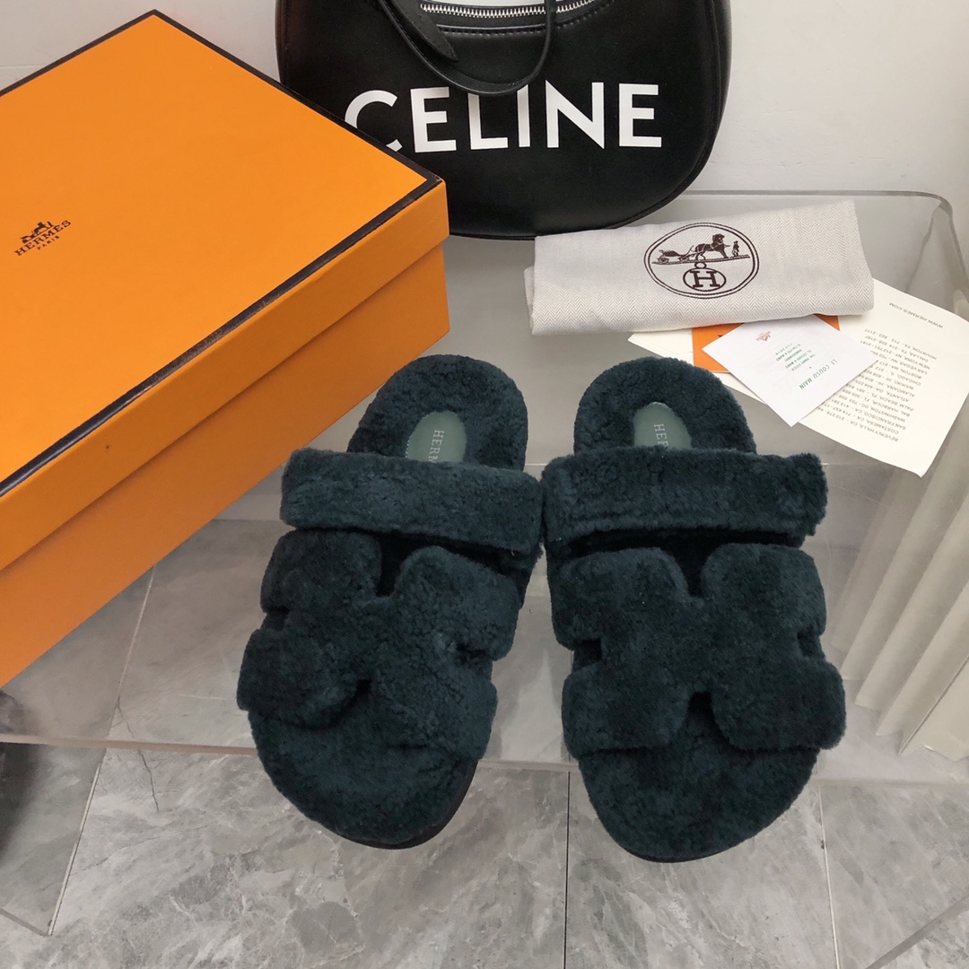 NO:615069,A wave of surprises. Hermès fur slippers are perfectly fashionable and top-notch luxury products. Hermes Teddy fur slippers are really soft, glutinous and super beautiful... The first pair of fur slippers in early winter. They are so comfortable to wear. It's like stepping on the carpet and don't want to take them off. They are commonly known as the second uncle's slippers. They are here... Bringing you an extremely comfortable day... The material is top-quality Teddy fur integrated + anti-slip outsole. The size is 35-46.  Men's size, furry shoes and slippers, hermes, hermes, slippers19860909的一波惊喜爱马仕毛拖妥妥的时尚款顶级出品轻奢hermes泰迪毛拖真的软软糯糯超美.......初冬的第一双毛拖,真的穿起太舒服了,像踩在地毯上完全不想脱下来,俗称二舅拖鞋它来啦...带来极度舒适的一天.....材质顶级泰迪皮毛一体+防滑大底 码数35-46 男码,毛毛鞋拖鞋,hermes,hermes,slippers,Women's Shoes